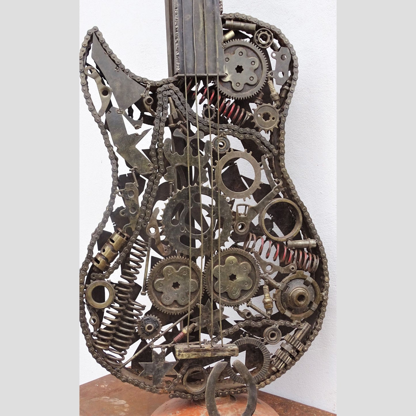 Sculpture en metal, guitare en metal, guitare en métal, guitare métallique, guitare déco, guitare mur deco, guitare mur, guitare decorative, guitare décoration murale, guitare décoration, decoration guitare, guitare pour metal, guitare métal, guitar metal, guitare electrique metal, deco guitare murale, deco guitare.