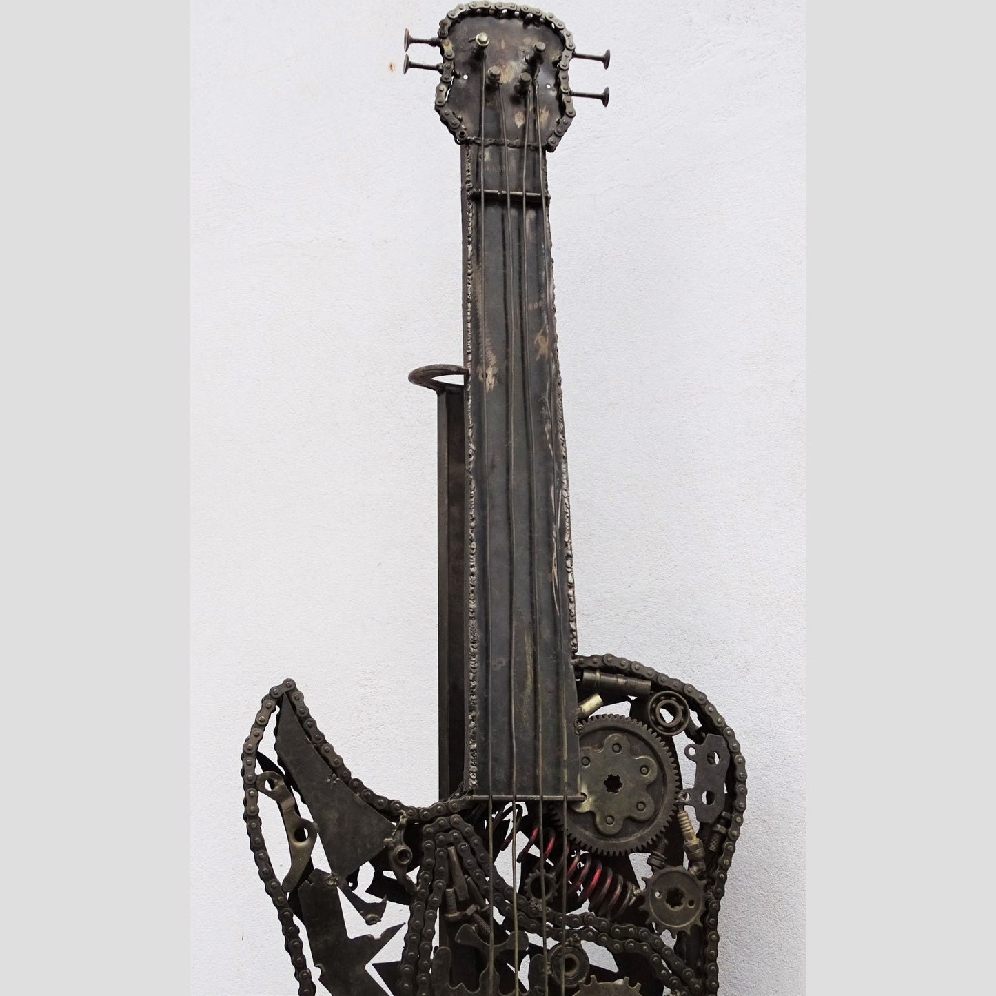 Sculpture en metal, guitare en metal, guitare en métal, guitare métallique, guitare déco, guitare mur deco, guitare mur, guitare decorative, guitare décoration murale, guitare décoration, decoration guitare, guitare pour metal, guitare métal, guitar metal, guitare electrique metal, deco guitare murale, deco guitare.