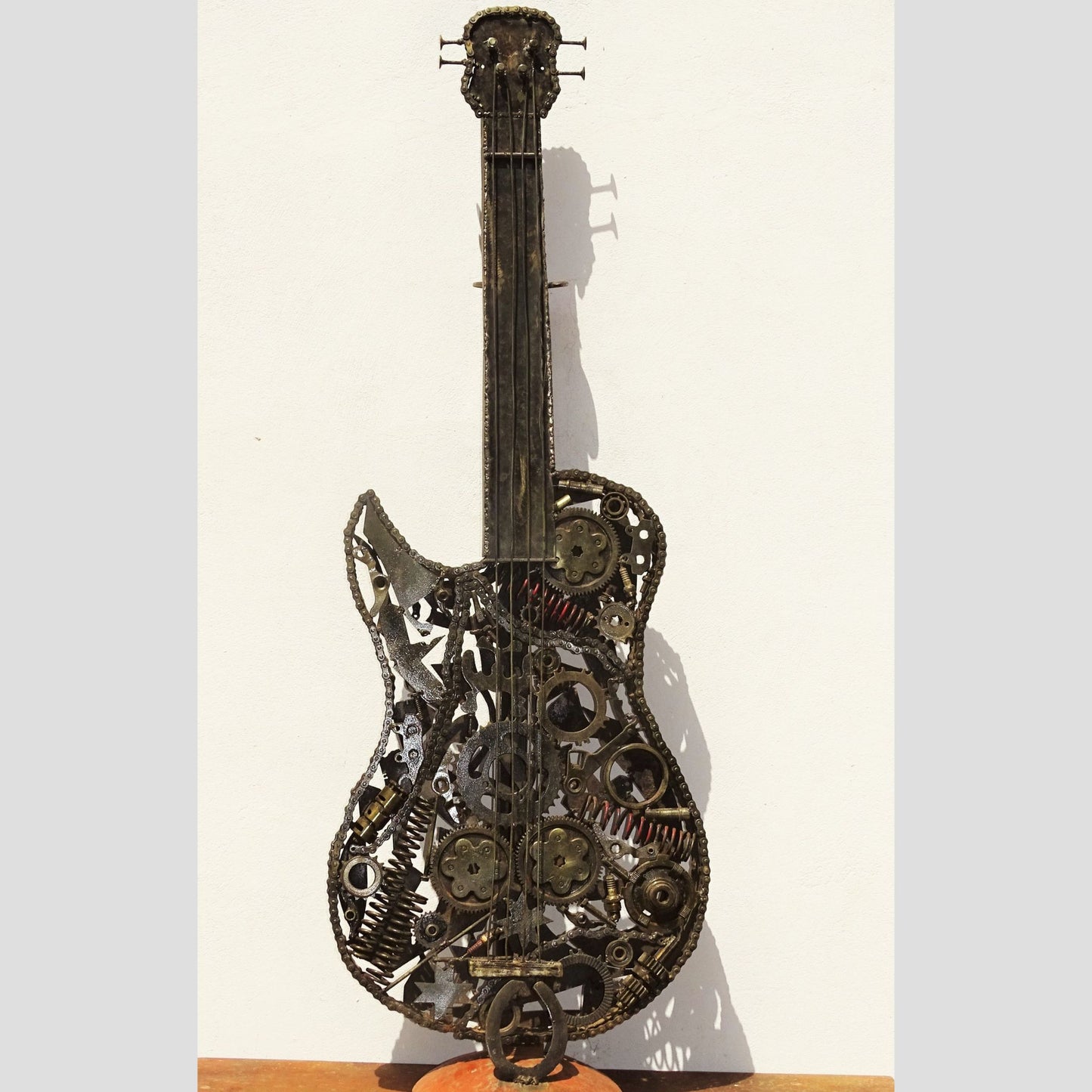 Sculpture en metal, guitare en metal, guitare en métal, guitare métallique, guitare déco, guitare mur deco, guitare mur, guitare decorative, guitare décoration murale, guitare décoration, decoration guitare, guitare pour metal, guitare métal, guitar metal, guitare electrique metal, deco guitare murale, deco guitare.