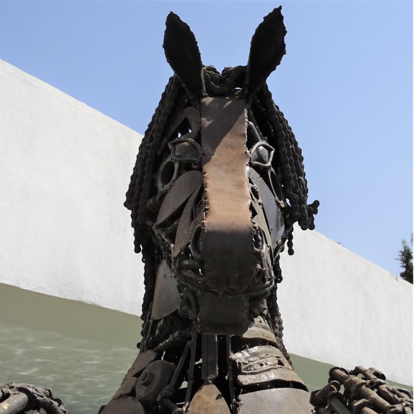 cheval de metal, cheval mécanique, cheval mecanique, tete de cheval, statue cheval extérieur, statue cheval jardin, sculpture animaux, tête de cheval, sculpture cheval, statue cheval, cheval cabré, statue cheval, cheval cabre, statue equestre, , cheval en bronze, decoration cheval, sculpture metal, deco jardin metal, deco jardin, décoration fer forgé extérieur, decoration exterieur, sculpture metal jardin,cheval pégase, pégase cheval, cheval ailé, sculpture métal recyclé.