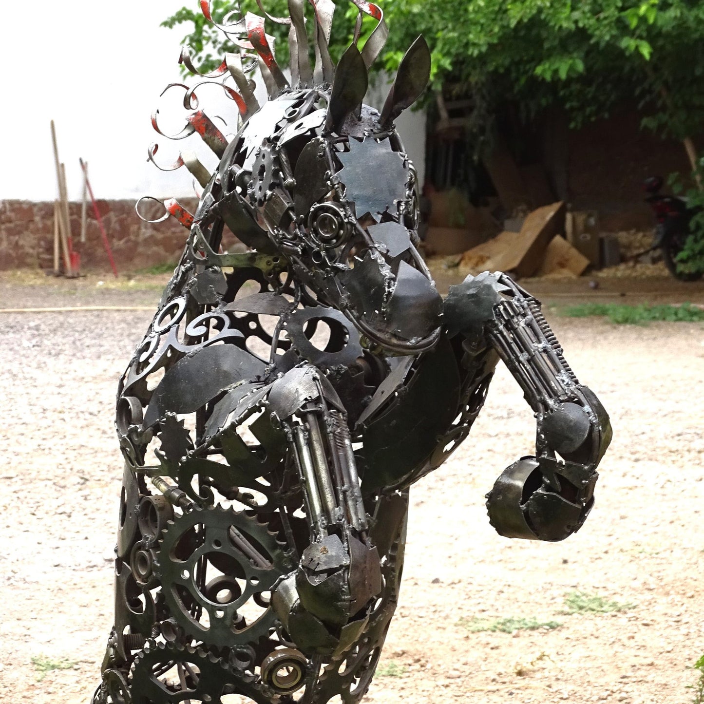 Sculpture en metal, cheval de metal, cheval mécanique, cheval mecanique, tete de cheval, statue cheval extérieur, statue cheval jardin, sculpture animaux, tête de cheval, sculpture cheval, cheval cabré, statue cheval, cheval cabre, sculpture cheval, statue equestre, cheval en bronze, decoration cheval, sculpture metal, deco jardin metal, deco jardin, décoration fer forgé extérieur, decoration exterieur, logo ferrari, ferrari logo, logo cheval, logo voiture cheval, logo cheval voiture, cheval cabré ferrari.