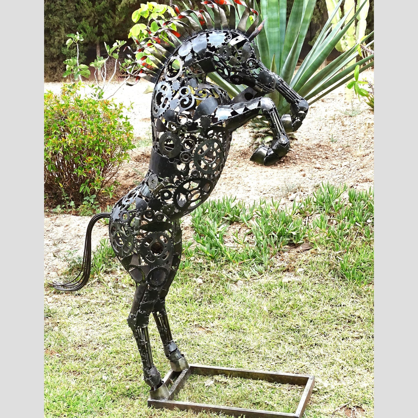 Sculpture en metal, cheval de metal, cheval mécanique, cheval mecanique, tete de cheval, statue cheval extérieur, statue cheval jardin, sculpture animaux, tête de cheval, sculpture cheval, cheval cabré, statue cheval, cheval cabre, sculpture cheval, statue equestre, cheval en bronze, decoration cheval, sculpture metal, deco jardin metal, deco jardin, décoration fer forgé extérieur, decoration exterieur, logo ferrari, ferrari logo, logo cheval, logo voiture cheval, logo cheval voiture, cheval cabré ferrari.