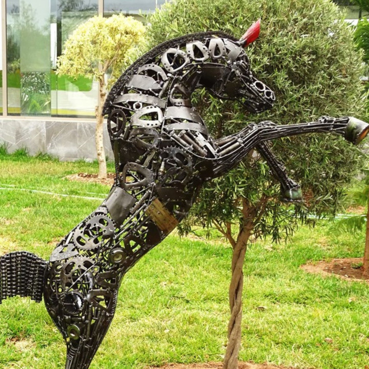 Sculpture en metal, cheval de metal, cheval mécanique, cheval mecanique, tete de cheval, statue cheval extérieur, statue cheval jardin, sculpture animaux, tête de cheval, sculpture cheval, cheval cabré, statue cheval, cheval cabre, sculpture cheval, statue equestre, cheval en bronze, decoration cheval, deco jardin metal, deco jardin, décoration fer forgé extérieur, decoration exterieur, logo cheval, cheval cabré ferrari, sculpture métal recyclé, sculpture art, sculpture en fer soudé.