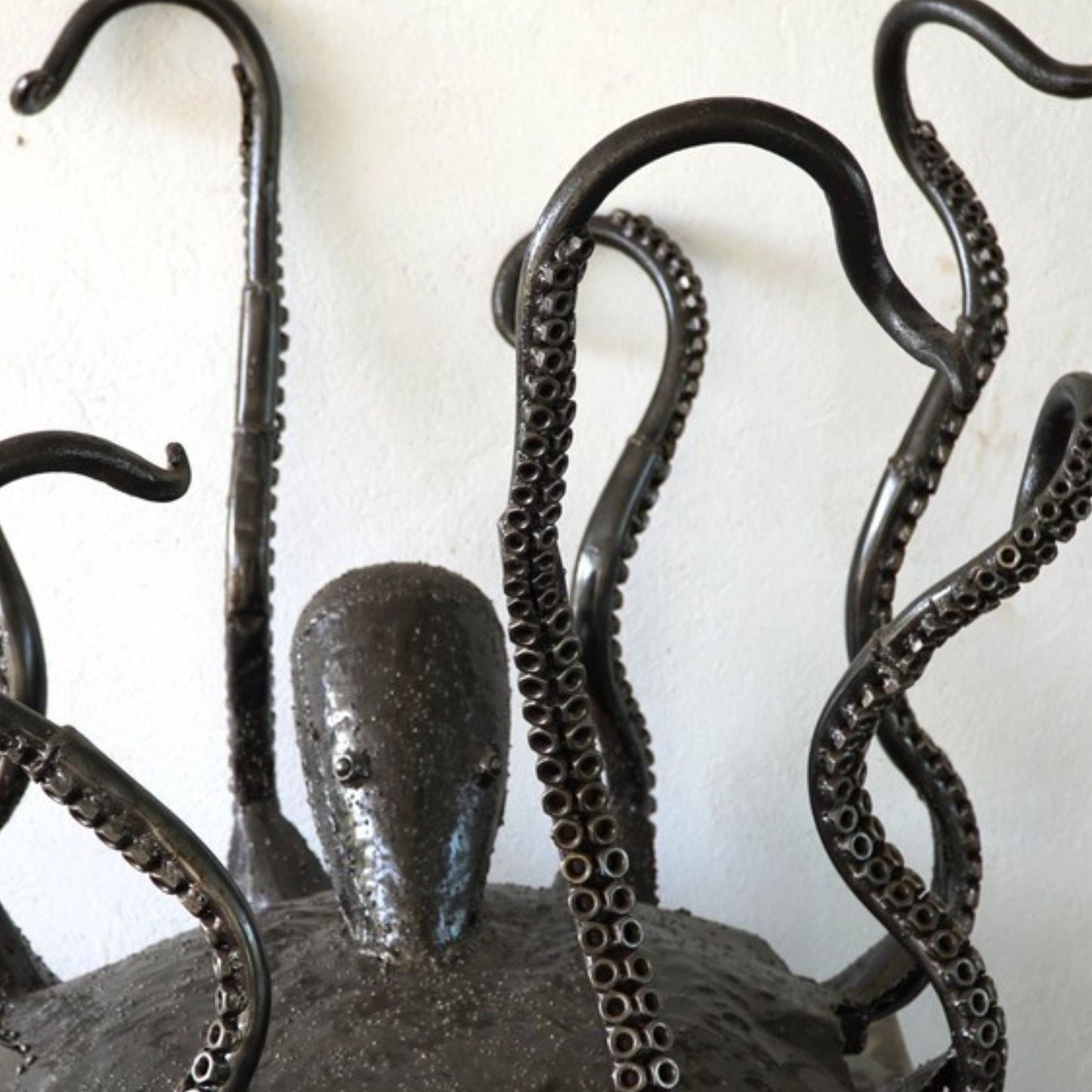 pied de table poulpe en métal, sculpture poulpe métal recyclé, base de table design tentacules, déco poulpe style industriel, pied de table artistique en fer, sculpture tentacules métal, mobilier artistique contemporain, œuvre artisanale en métal, poulpe géant décoration intérieure, art marin en métal recyclé, pied de table original poulpe, sculpture métal pour meuble, mobilier métal fait main.