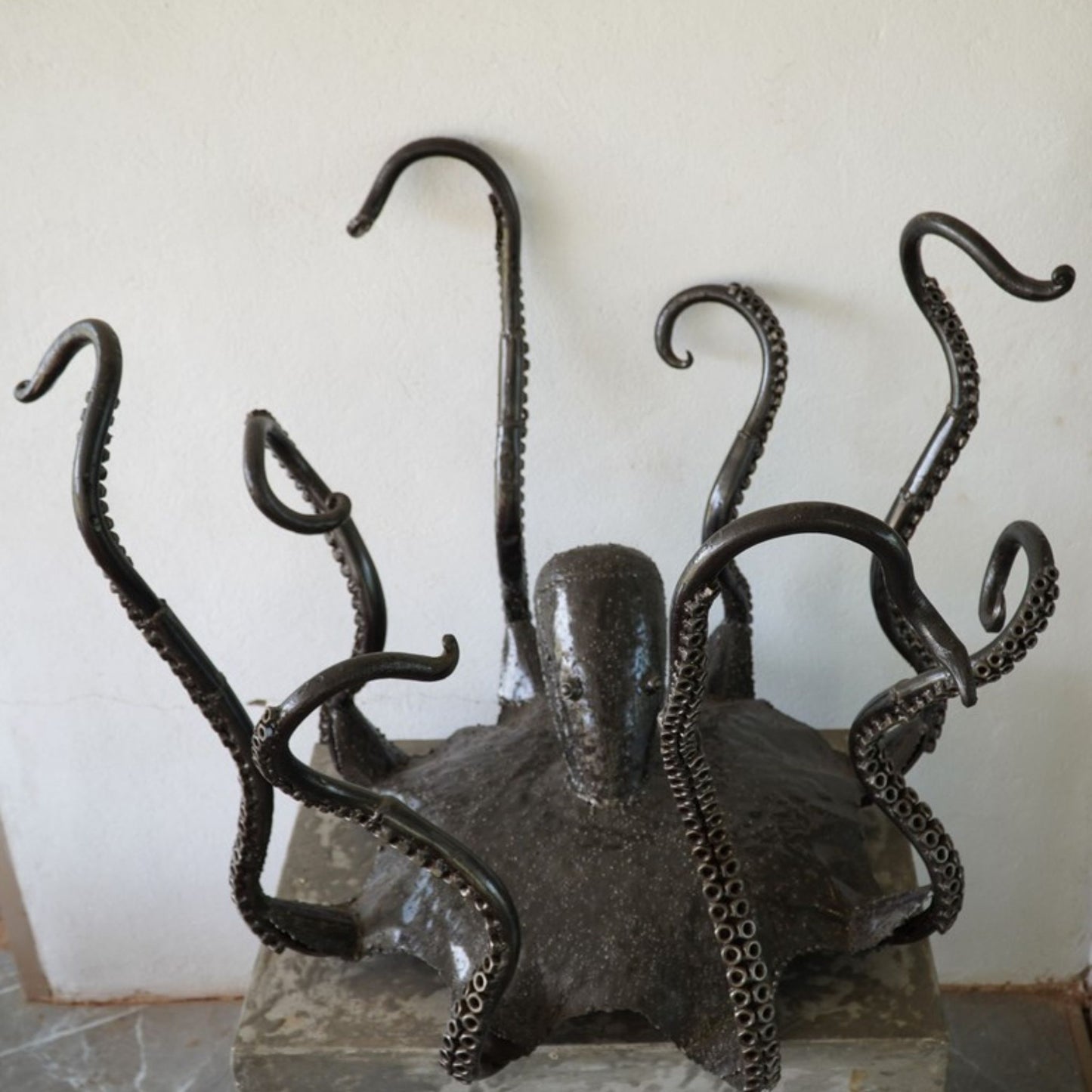 pied de table poulpe en métal, sculpture poulpe métal recyclé, base de table design tentacules, déco poulpe style industriel, pied de table artistique en fer, sculpture tentacules métal, mobilier artistique contemporain, œuvre artisanale en métal, poulpe géant décoration intérieure, art marin en métal recyclé, pied de table original poulpe, sculpture métal pour meuble, mobilier métal fait main.