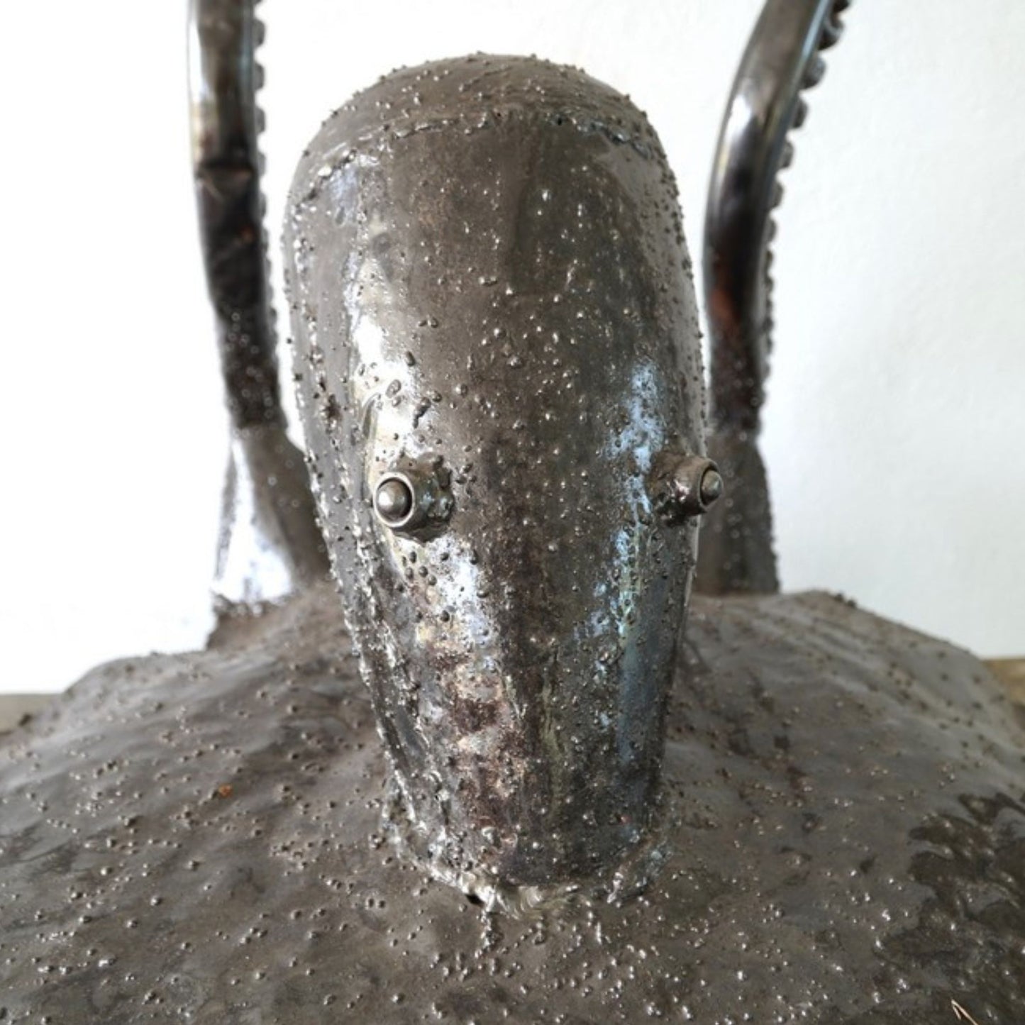 pied de table poulpe en métal, sculpture poulpe métal recyclé, base de table design tentacules, déco poulpe style industriel, pied de table artistique en fer, sculpture tentacules métal, mobilier artistique contemporain, œuvre artisanale en métal, poulpe géant décoration intérieure, art marin en métal recyclé, pied de table original poulpe, sculpture métal pour meuble, mobilier métal fait main.