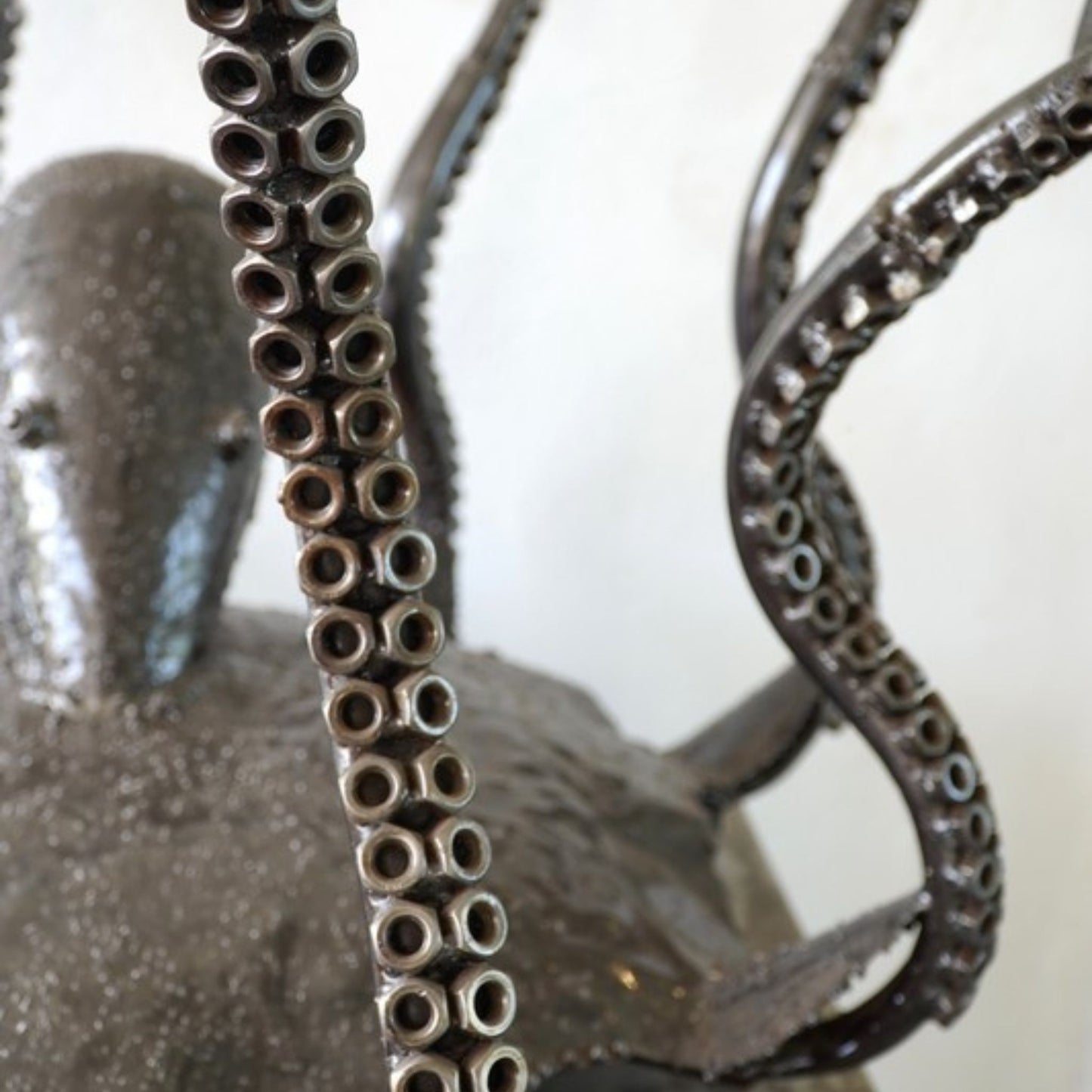 pied de table poulpe en métal, sculpture poulpe métal recyclé, base de table design tentacules, déco poulpe style industriel, pied de table artistique en fer, sculpture tentacules métal, mobilier artistique contemporain, œuvre artisanale en métal, poulpe géant décoration intérieure, art marin en métal recyclé, pied de table original poulpe, sculpture métal pour meuble, mobilier métal fait main.
