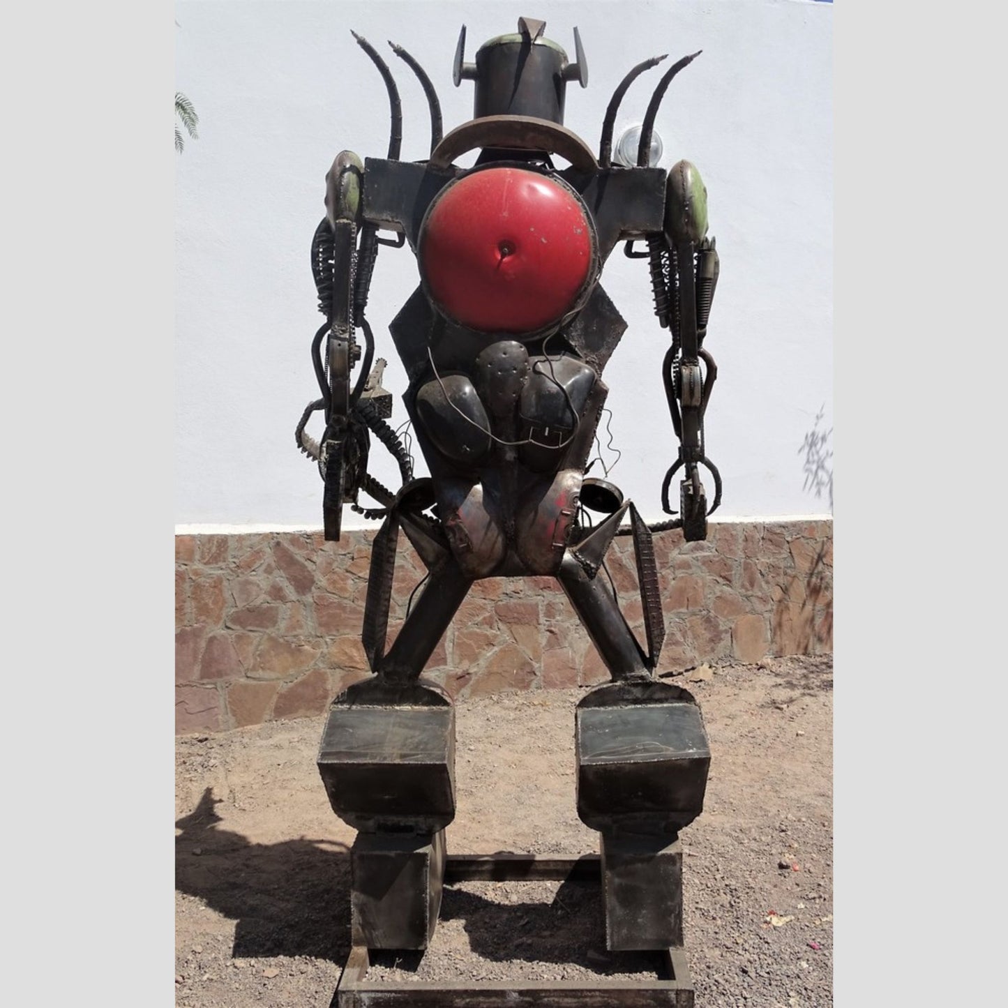sculpture robot, robot sculpture, sculpture robot metal, robot deco, robot geant, sculpture acier, deco metal jardin, sculpture jardin, statue de jardin, statue exterieur, deco metal jardin, décora-tion, sculpture ferraille, sculpture en fer soudé, sculpture métal recyclé, sculpture art, décoration fer forgé extérieur, decoration exterieur, sculpture en metal.