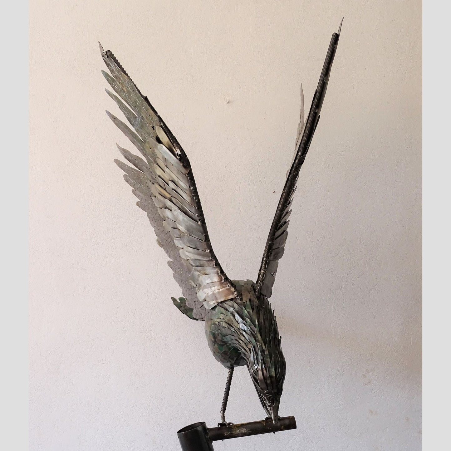 sculpture aigle métal recyclé, statue aigle décoration jardin, aigle en métal pour extérieur, art animalier en métal recyclé, aigle en fer forgé déco, sculpture murale aigle métal, aigle géant métal artisanat, œuvre contemporaine aigle recyclé, aigle décoratif style industriel, art écologique métal recyclé, sculpture aigle fait main, décoration extérieure avec aigle, sculpture monumentale en métal.