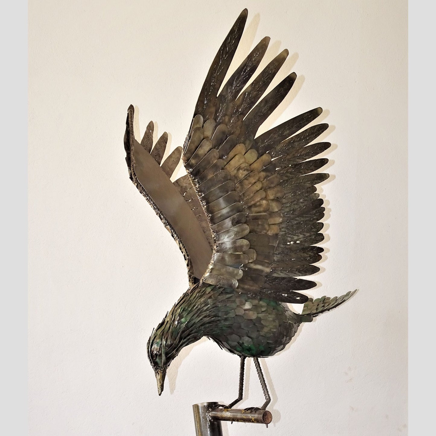 sculpture aigle métal recyclé, statue aigle décoration jardin, aigle en métal pour extérieur, art animalier en métal recyclé, aigle en fer forgé déco, sculpture murale aigle métal, aigle géant métal artisanat, œuvre contemporaine aigle recyclé, aigle décoratif style industriel, art écologique métal recyclé, sculpture aigle fait main, décoration extérieure avec aigle, sculpture monumentale en métal.