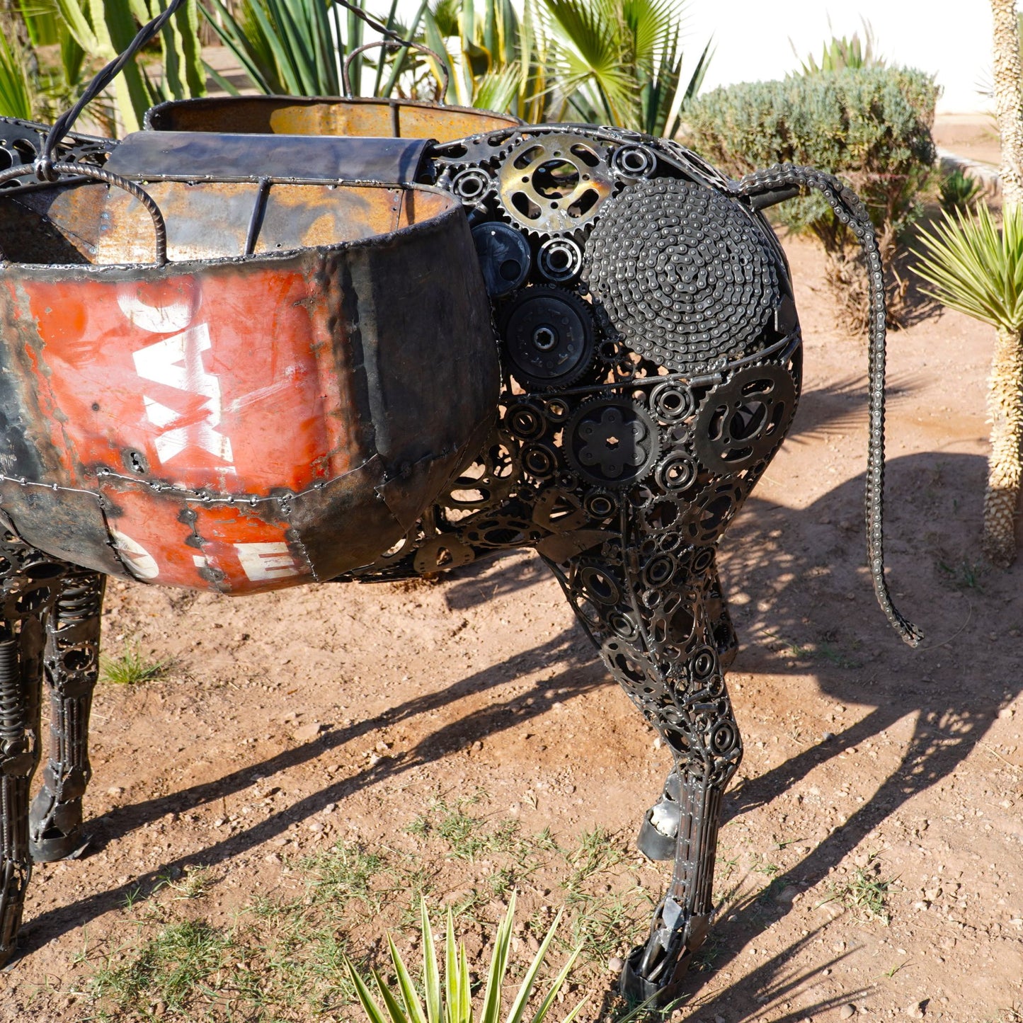 sculpture âne métal recyclé, statue âne décoration jardin, âne en fer forgé, sculpture animale en métal, art écologique métal recyclé, décoration extérieure artisanale, âne fait main métal, sculpture âne taille réelle, art animalier métal recyclé, décoration jardin originale, œuvre d'art en fer recyclé, âne déco extérieure métal, sculpture contemporaine artisanale.