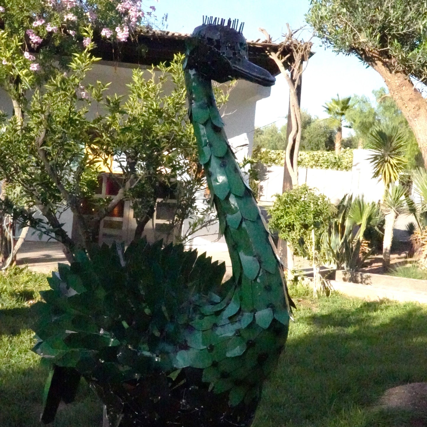 sculpture autruche métal recyclé, statue autruche décoration jardin, autruche design extérieur métal, art animalier métal recyclé, autruche géante en fer forgé, déco contemporaine en métal, sculpture d’autruche fait main, autruche en fer pour jardin, œuvre écologique métal recyclé, autruche décorative artisanale, art moderne autruche métal, pièce unique déco extérieure, sculpture animale recyclée.