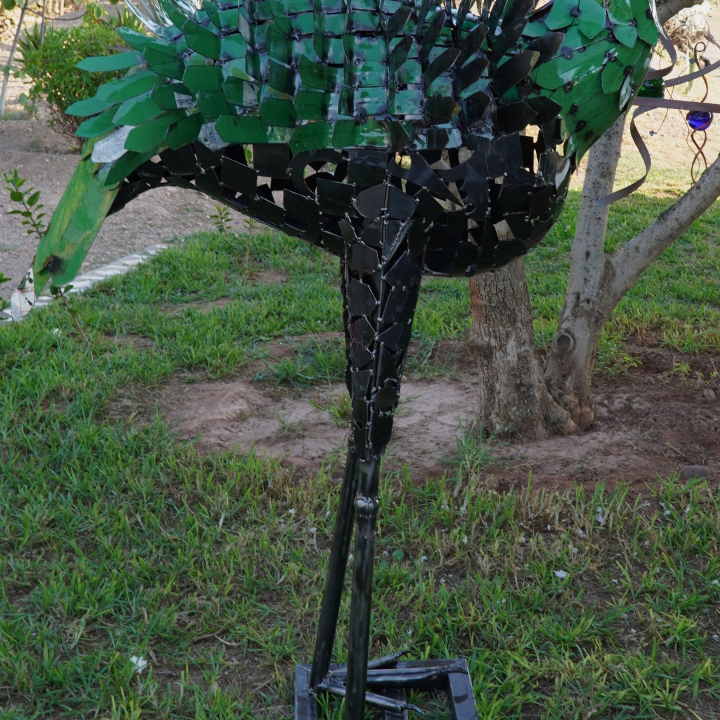 sculpture autruche métal recyclé, statue autruche décoration jardin, autruche design extérieur métal, art animalier métal recyclé, autruche géante en fer forgé, déco contemporaine en métal, sculpture d’autruche fait main, autruche en fer pour jardin, œuvre écologique métal recyclé, autruche décorative artisanale, art moderne autruche métal, pièce unique déco extérieure, sculpture animale recyclée.