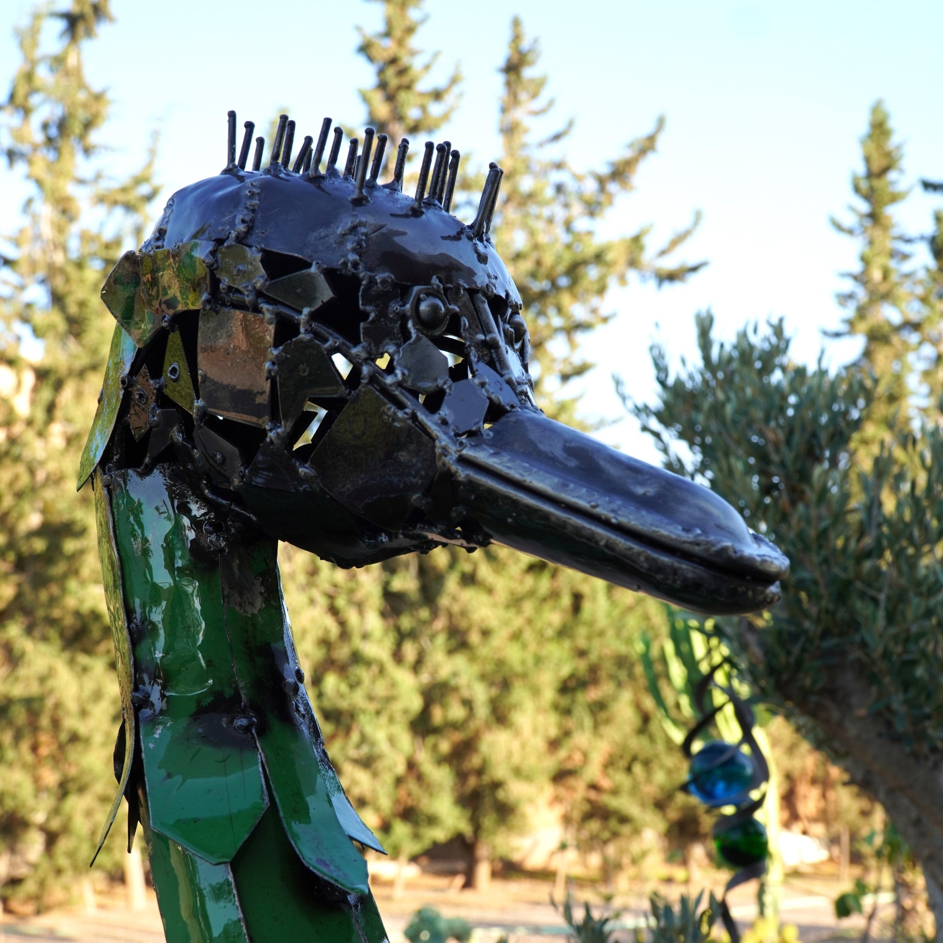 sculpture autruche métal recyclé, statue autruche décoration jardin, autruche design extérieur métal, art animalier métal recyclé, autruche géante en fer forgé, déco contemporaine en métal, sculpture d’autruche fait main, autruche en fer pour jardin, œuvre écologique métal recyclé, autruche décorative artisanale, art moderne autruche métal, pièce unique déco extérieure, sculpture animale recyclée.