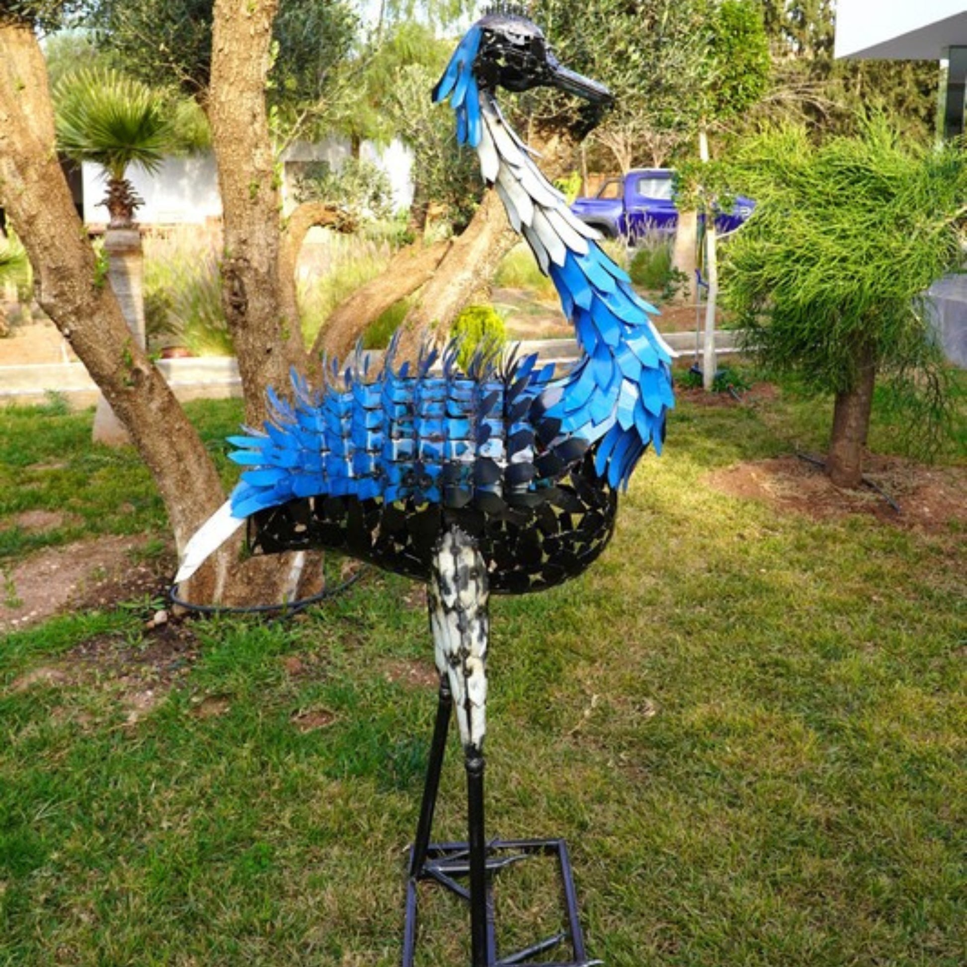sculpture autruche métal recyclé, statue autruche décoration jardin, autruche design extérieur métal, art animalier métal recyclé, autruche géante en fer forgé, déco contemporaine en métal, sculpture d’autruche fait main, autruche en fer pour jardin, œuvre écologique métal recyclé, autruche décorative artisanale, art moderne autruche métal, pièce unique déco extérieure, sculpture animale recyclée.