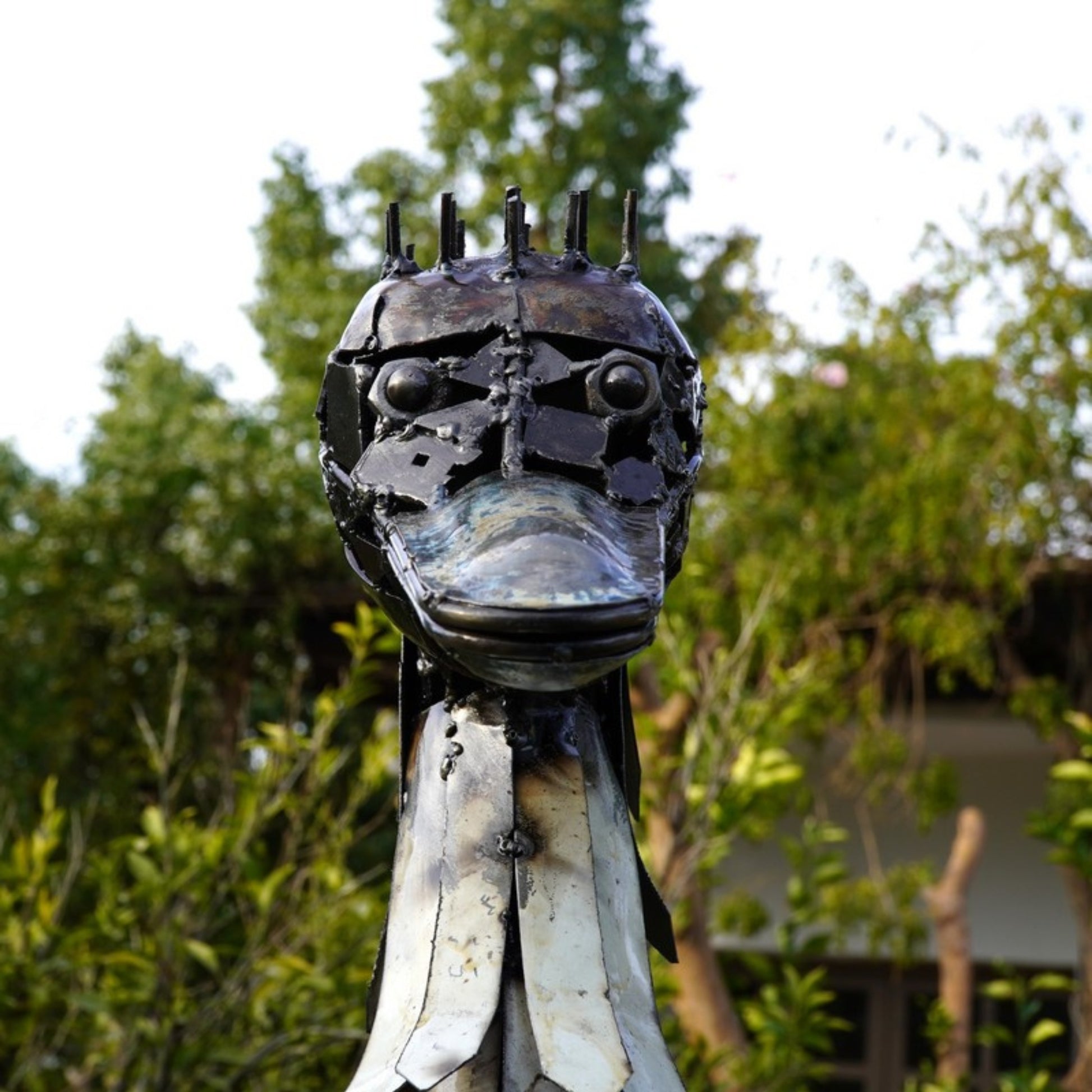 sculpture autruche métal recyclé, statue autruche décoration jardin, autruche design extérieur métal, art animalier métal recyclé, autruche géante en fer forgé, déco contemporaine en métal, sculpture d’autruche fait main, autruche en fer pour jardin, œuvre écologique métal recyclé, autruche décorative artisanale, art moderne autruche métal, pièce unique déco extérieure, sculpture animale recyclée.