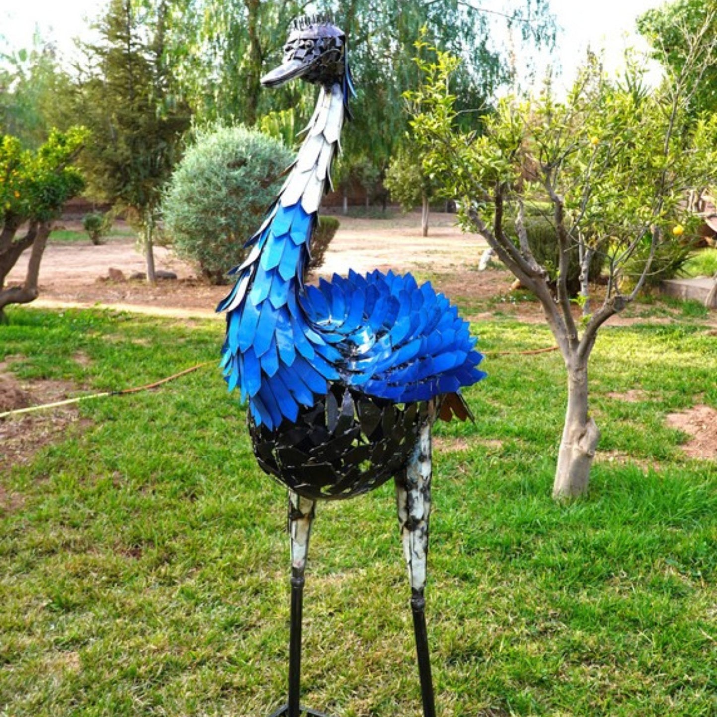 sculpture autruche métal recyclé, statue autruche décoration jardin, autruche design extérieur métal, art animalier métal recyclé, autruche géante en fer forgé, déco contemporaine en métal, sculpture d’autruche fait main, autruche en fer pour jardin, œuvre écologique métal recyclé, autruche décorative artisanale, art moderne autruche métal, pièce unique déco extérieure, sculpture animale recyclée.