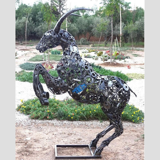 sculpture bouquetin métal recyclé, statue bouquetin décoration jardin, bouquetin en fer forgé, art animalier métal recyclé, sculpture montagne en métal, décoration extérieure bouquetin, sculpture fer artisanale, bouquetin fait main métal, décoration jardin style sauvage, œuvre écologique métal recyclé, sculpture contemporaine bouquetin, animal sauvage métal recyclé, sculpture originale montagne.
