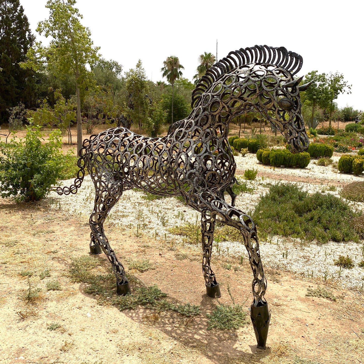 Sculpture cheval au trot en fer à cheval – H205 × L280 × l70 cm