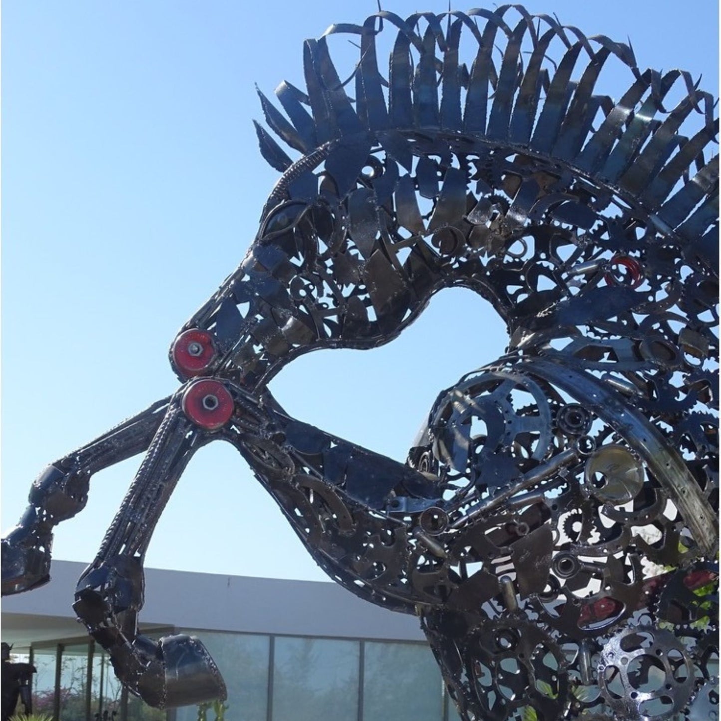 Sculpture en metal, cheval de metal, cheval mécanique, cheval mecanique, tete de cheval, statue cheval extérieur, statue cheval jardin, sculpture animaux, tête de cheval, sculpture cheval, cheval cabré, statue cheval, cheval cabre, sculpture cheval, statue equestre, cheval en bronze, decoration cheval, sculpture metal, deco jardin metal, deco jardin, décoration fer forgé extérieur, decoration exterieur, logo cheval, cheval cabré ferrari, sculpture métal recyclé, sculpture art, sculpture en fer soudé.