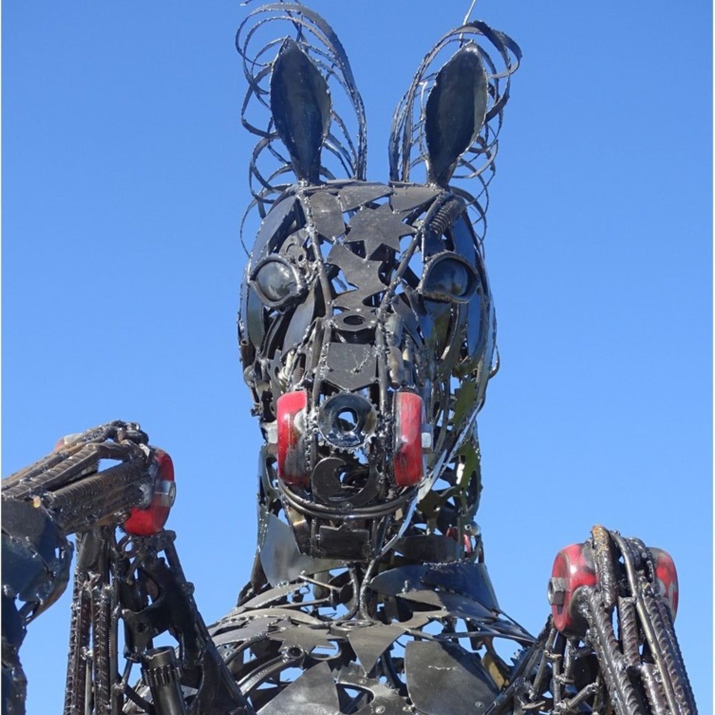 Sculpture en metal, cheval de metal, cheval mécanique, cheval mecanique, tete de cheval, statue cheval extérieur, statue cheval jardin, sculpture animaux, tête de cheval, sculpture cheval, cheval cabré, statue cheval, cheval cabre, sculpture cheval, statue equestre, cheval en bronze, decoration cheval, sculpture metal, deco jardin metal, deco jardin, décoration fer forgé extérieur, decoration exterieur, logo cheval, cheval cabré ferrari, sculpture métal recyclé, sculpture art, sculpture en fer soudé.