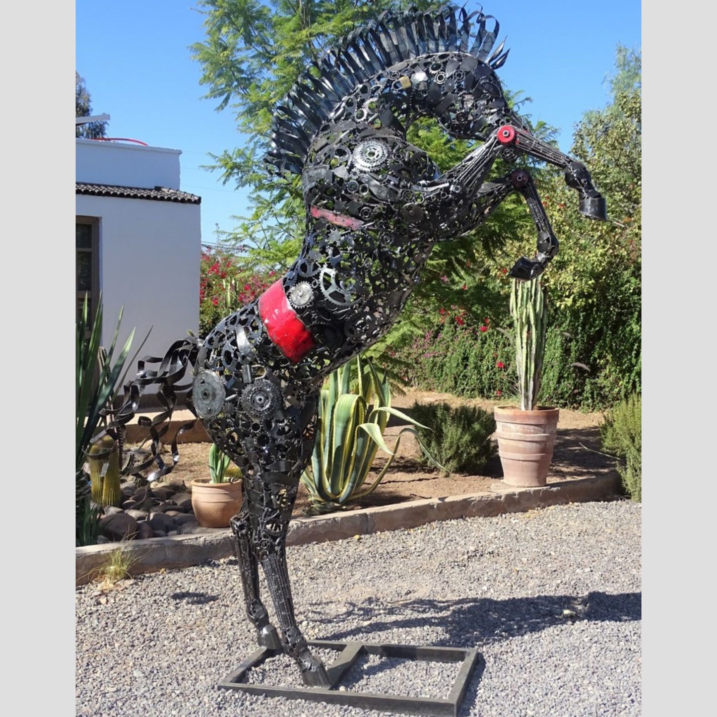 Sculpture en metal, cheval de metal, cheval mécanique, cheval mecanique, tete de cheval, statue cheval extérieur, statue cheval jardin, sculpture animaux, tête de cheval, sculpture cheval, cheval cabré, statue cheval, cheval cabre, sculpture cheval, statue equestre, cheval en bronze, decoration cheval, sculpture metal, deco jardin metal, deco jardin, décoration fer forgé extérieur, decoration exterieur, logo cheval, cheval cabré ferrari, sculpture métal recyclé, sculpture art, sculpture en fer soudé.