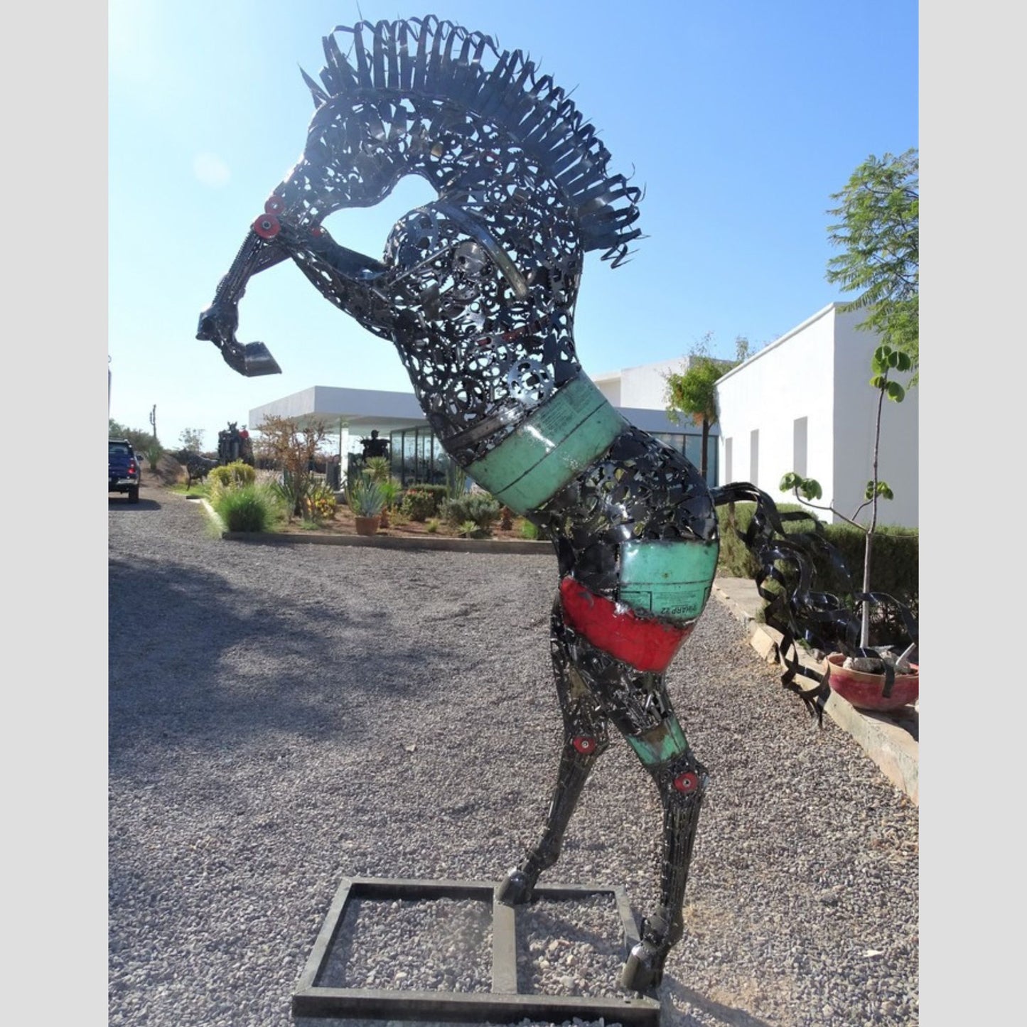 Sculpture en metal, cheval de metal, cheval mécanique, cheval mecanique, tete de cheval, statue cheval extérieur, statue cheval jardin, sculpture animaux, tête de cheval, sculpture cheval, cheval cabré, statue cheval, cheval cabre, sculpture cheval, statue equestre, cheval en bronze, decoration cheval, sculpture metal, deco jardin metal, deco jardin, décoration fer forgé extérieur, decoration exterieur, logo cheval, cheval cabré ferrari, sculpture métal recyclé, sculpture art, sculpture en fer soudé.