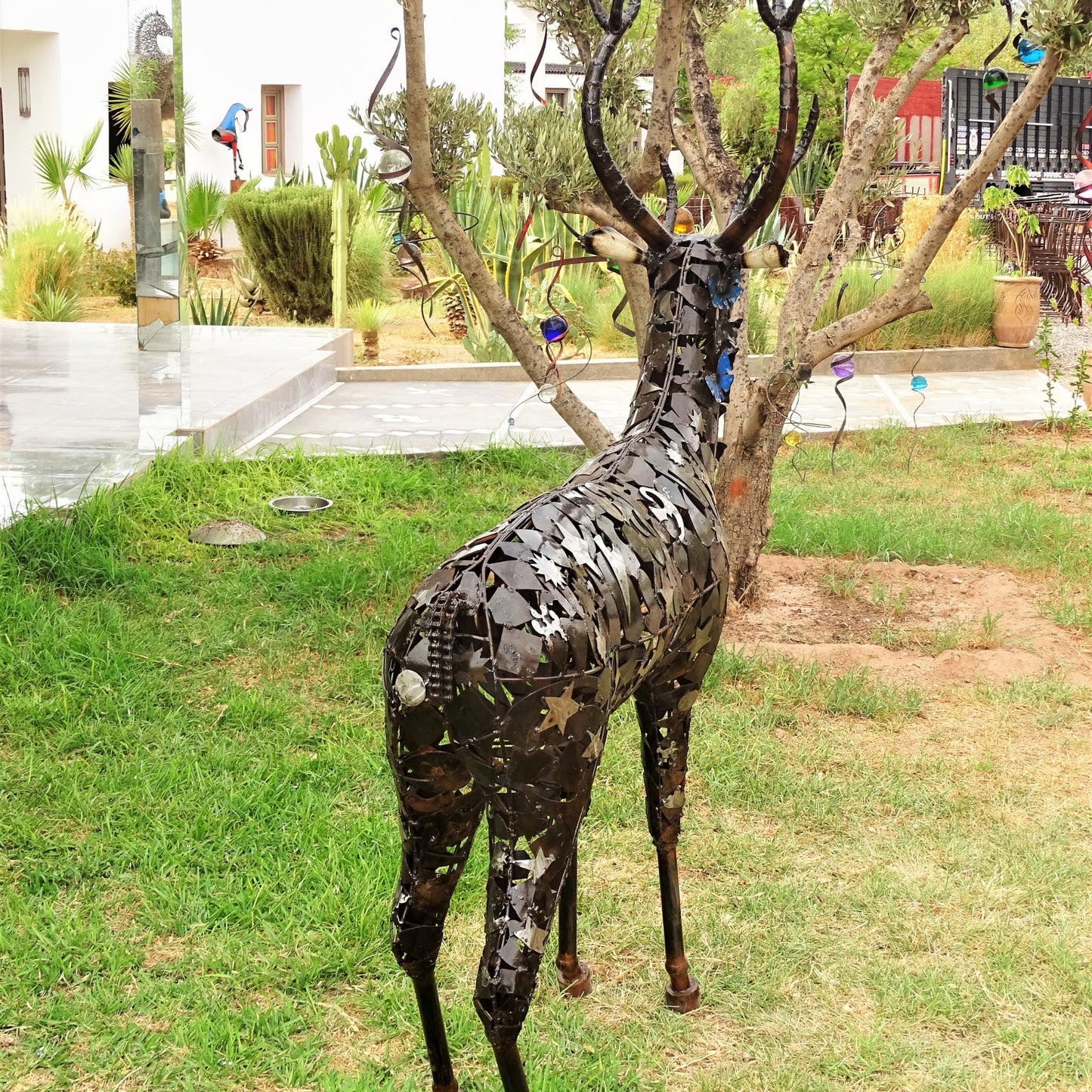 sculpture chevreuil métal recyclé, statue chevreuil décoration jardin, chevreuil en fer forgé, art animalier métal recyclé, sculpture forêt en métal, décoration extérieure chevreuil, sculpture artisanale en métal, chevreuil fait main métal, sculpture naturelle en métal recyclé, chevreuil déco extérieure, art écologique métal recyclé, sculpture contemporaine animal, animal sauvage métal recyclé.