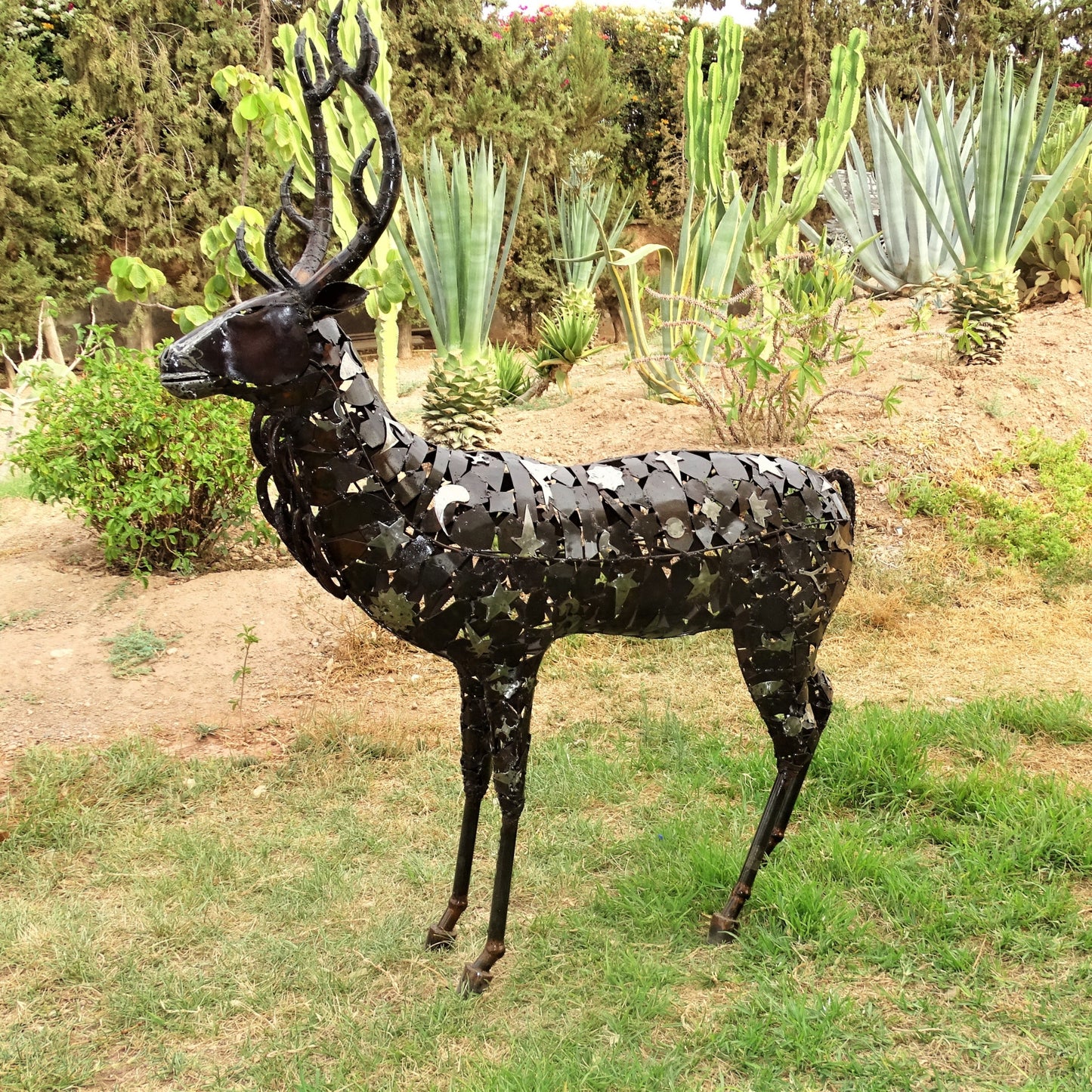 sculpture chevreuil métal recyclé, statue chevreuil décoration jardin, chevreuil en fer forgé, art animalier métal recyclé, sculpture forêt en métal, décoration extérieure chevreuil, sculpture artisanale en métal, chevreuil fait main métal, sculpture naturelle en métal recyclé, chevreuil déco extérieure, art écologique métal recyclé, sculpture contemporaine animal, animal sauvage métal recyclé.