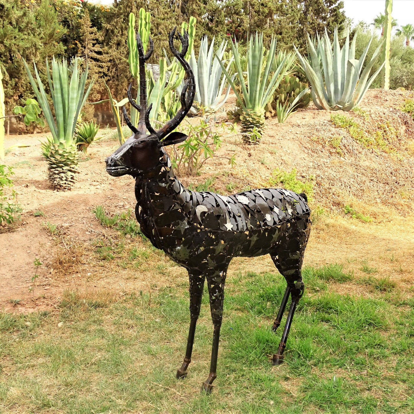 sculpture chevreuil métal recyclé, statue chevreuil décoration jardin, chevreuil en fer forgé, art animalier métal recyclé, sculpture forêt en métal, décoration extérieure chevreuil, sculpture artisanale en métal, chevreuil fait main métal, sculpture naturelle en métal recyclé, chevreuil déco extérieure, art écologique métal recyclé, sculpture contemporaine animal, animal sauvage métal recyclé.