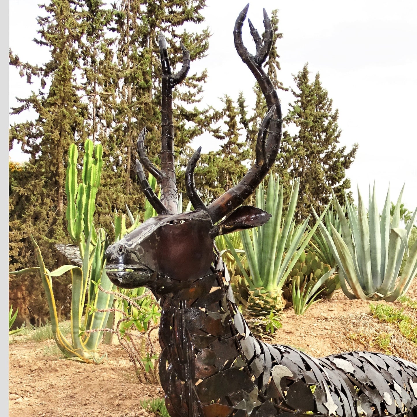sculpture chevreuil métal recyclé, statue chevreuil décoration jardin, chevreuil en fer forgé, art animalier métal recyclé, sculpture forêt en métal, décoration extérieure chevreuil, sculpture artisanale en métal, chevreuil fait main métal, sculpture naturelle en métal recyclé, chevreuil déco extérieure, art écologique métal recyclé, sculpture contemporaine animal, animal sauvage métal recyclé.