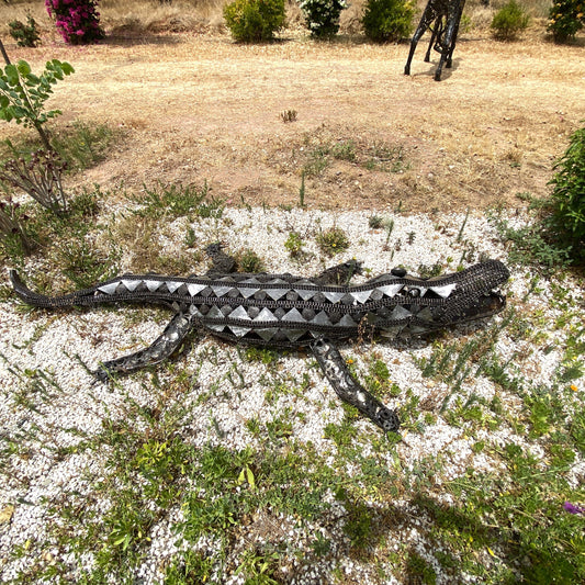 Sculpture crocodile en métal recyclé – H45 × L276 × l120 cm