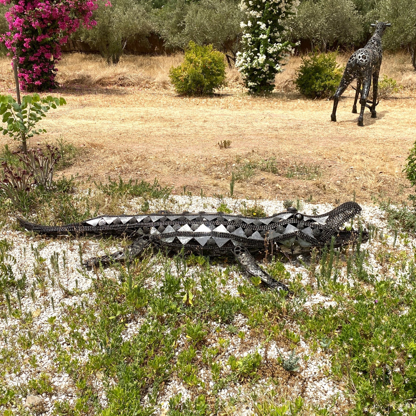 Sculpture crocodile en métal recyclé – H45 × L276 × l120 cm