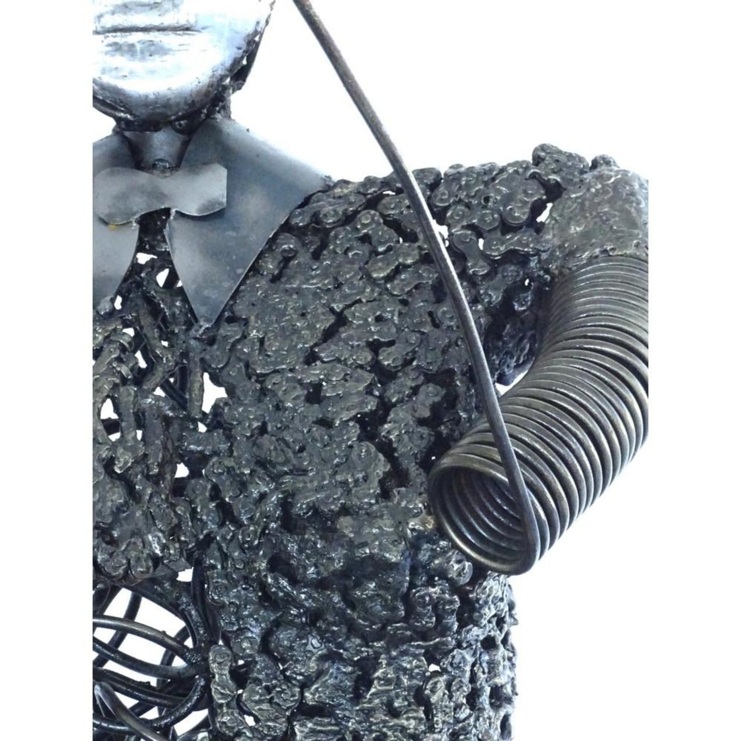 sculpture danseuse métal recyclé, statue danseuse décoration intérieure, art contemporain métal recyclé, danseuse en fer forgé, sculpture femme en mouvement, œuvre artistique métal recyclé, décoration élégante en métal, danseuse fait main métal, sculpture métal style moderne, art féminin recyclé, sculpture danse classique métal, danseuse artistique artisanale, sculpture décorative métal recyclé.