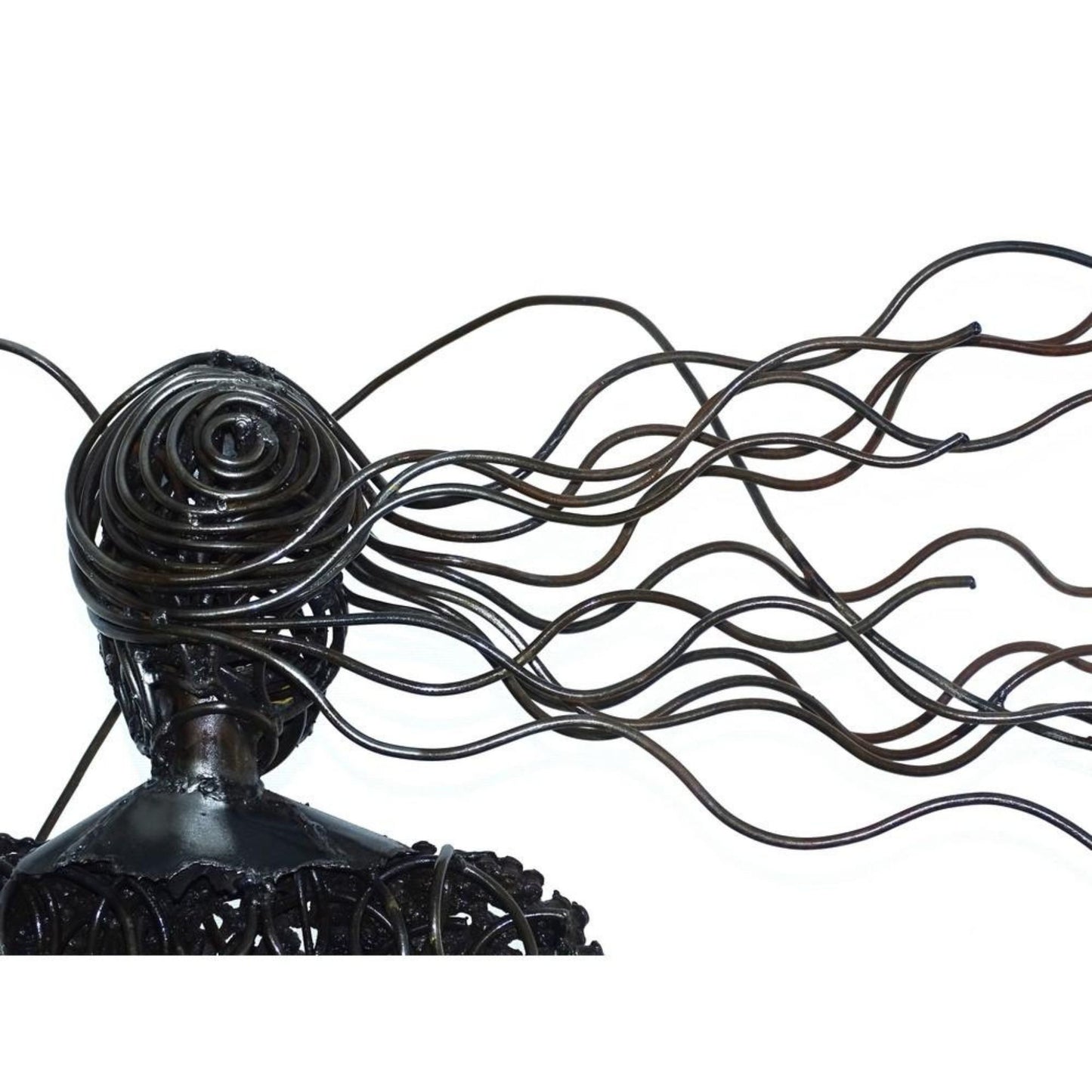 sculpture danseuse métal recyclé, statue danseuse décoration intérieure, art contemporain métal recyclé, danseuse en fer forgé, sculpture femme en mouvement, œuvre artistique métal recyclé, décoration élégante en métal, danseuse fait main métal, sculpture métal style moderne, art féminin recyclé, sculpture danse classique métal, danseuse artistique artisanale, sculpture décorative métal recyclé.