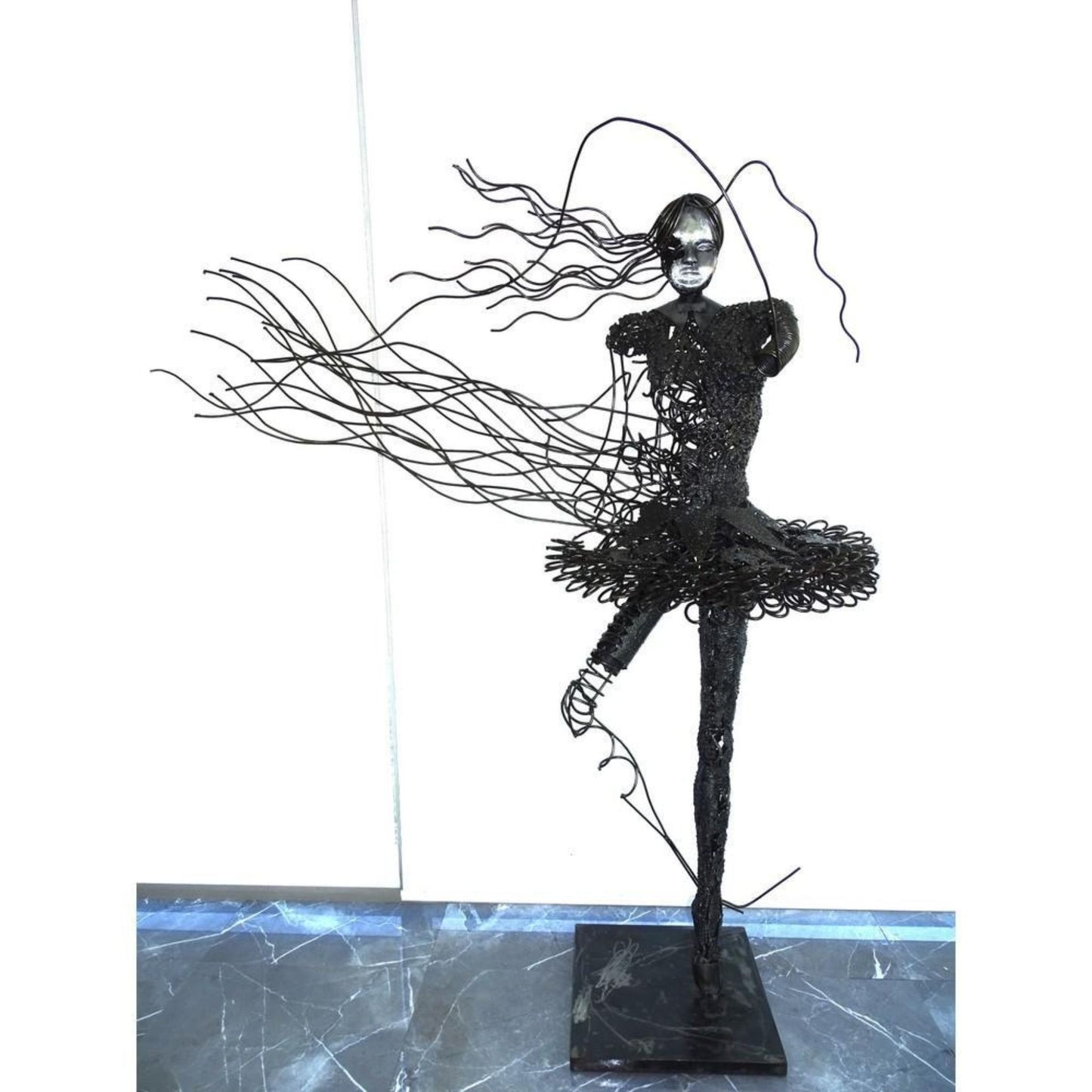 sculpture danseuse métal recyclé, statue danseuse décoration intérieure, art contemporain métal recyclé, danseuse en fer forgé, sculpture femme en mouvement, œuvre artistique métal recyclé, décoration élégante en métal, danseuse fait main métal, sculpture métal style moderne, art féminin recyclé, sculpture danse classique métal, danseuse artistique artisanale, sculpture décorative métal recyclé.