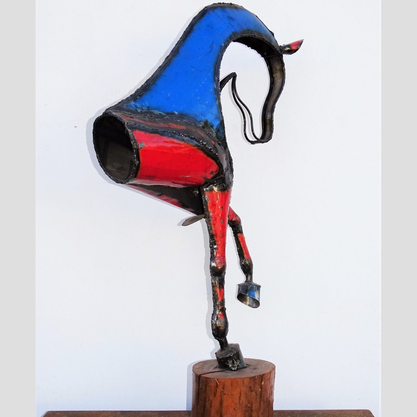 Sculpture en metal , cheval de metal, cheval mécanique, cheval mecanique, statue cheval extérieur, statue cheval jardin, sculpture animaux, sculpture cheval, cheval cabré, statue cheval, sculpture cheval, statue equestre, , cheval en bronze, decoration cheval, sculpture metal, deco jardin metal, deco jardin, décoration fer forgé extérieur, decoration exterieur, sculpture metal jardin, tête de cheval, figurine cheval, tete de cheval, tete cheval, statue cheval, demi pension cheval, demi cheval.