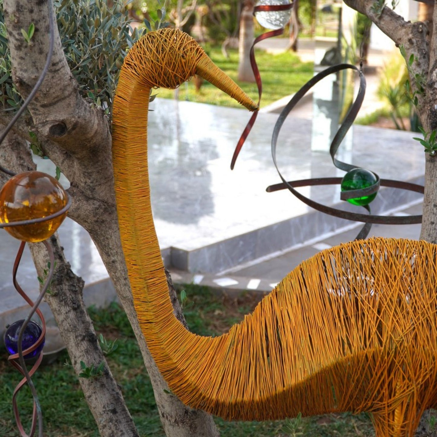 sculpture émeu métal recyclé, statue émeu orange décoration jardin, oiseau en métal pour extérieur, émeu en fer forgé, art animalier métal recyclé, décoration jardin colorée, sculpture artisanale oiseau, émeu fait main en métal, sculpture émeu design contemporain, décoration extérieure oiseau métal, art écologique métal recyclé, émeu géant pour jardin, sculpture colorée métal recyclé.