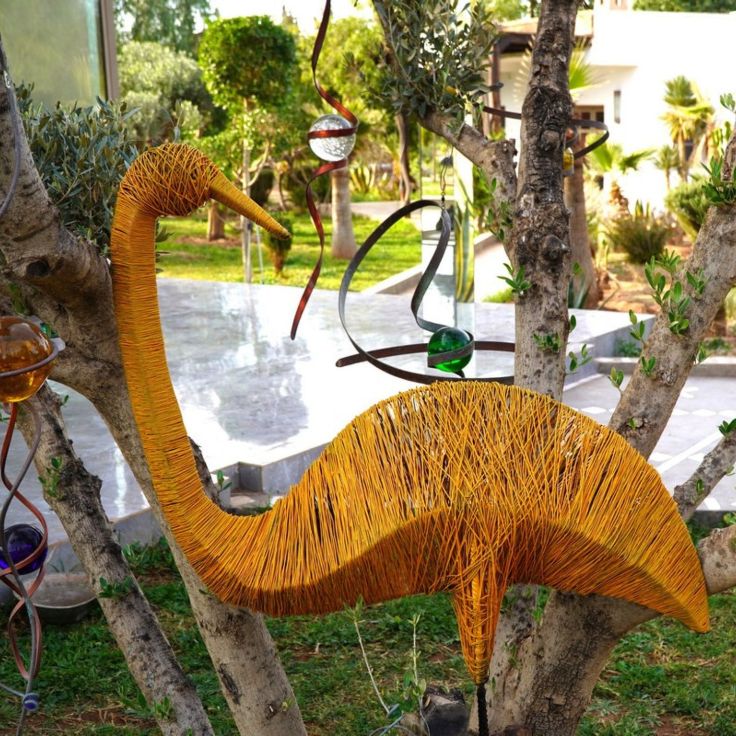 sculpture émeu métal recyclé, statue émeu orange décoration jardin, oiseau en métal pour extérieur, émeu en fer forgé, art animalier métal recyclé, décoration jardin colorée, sculpture artisanale oiseau, émeu fait main en métal, sculpture émeu design contemporain, décoration extérieure oiseau métal, art écologique métal recyclé, émeu géant pour jardin, sculpture colorée métal recyclé.
