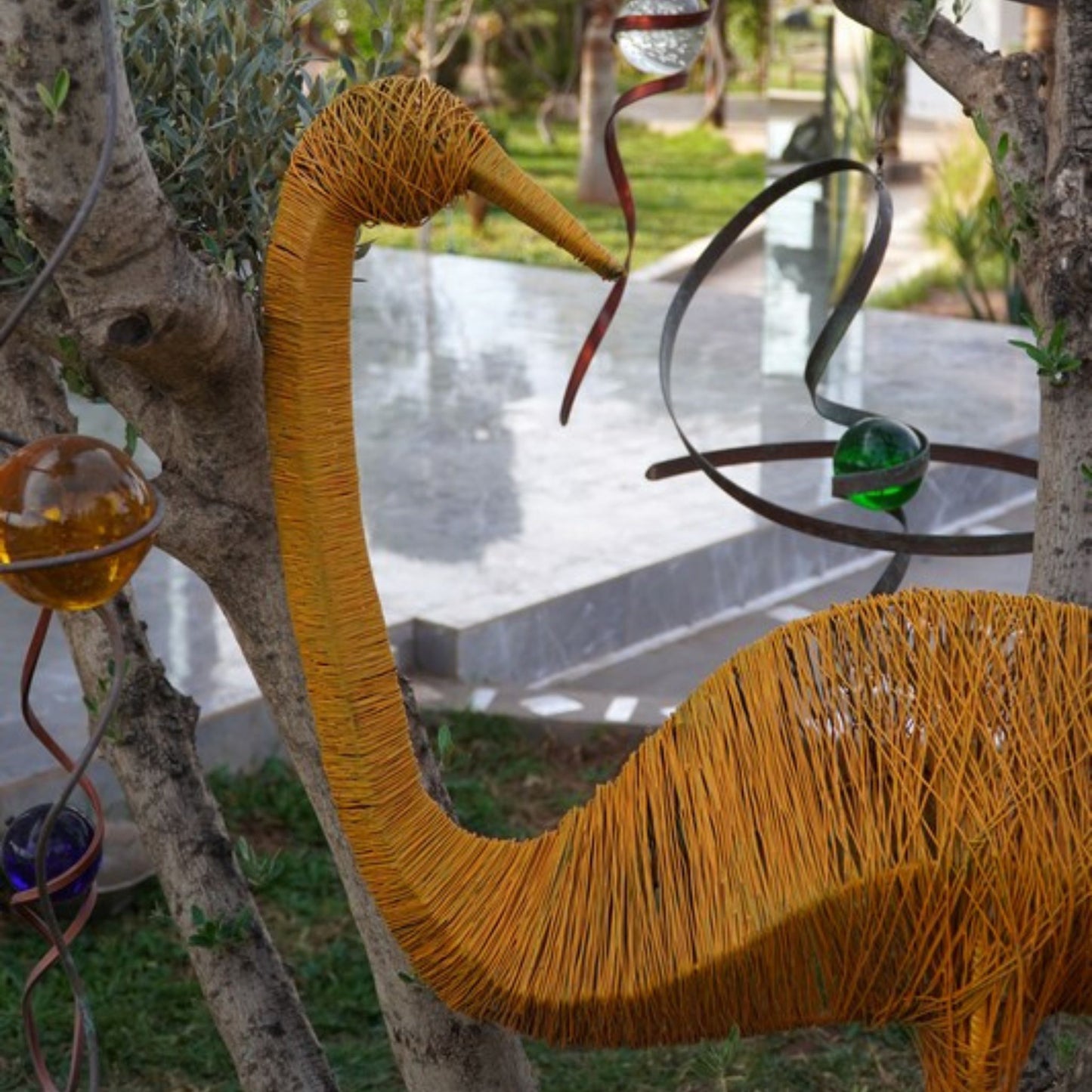 sculpture émeu métal recyclé, statue émeu orange décoration jardin, oiseau en métal pour extérieur, émeu en fer forgé, art animalier métal recyclé, décoration jardin colorée, sculpture artisanale oiseau, émeu fait main en métal, sculpture émeu design contemporain, décoration extérieure oiseau métal, art écologique métal recyclé, émeu géant pour jardin, sculpture colorée métal recyclé.