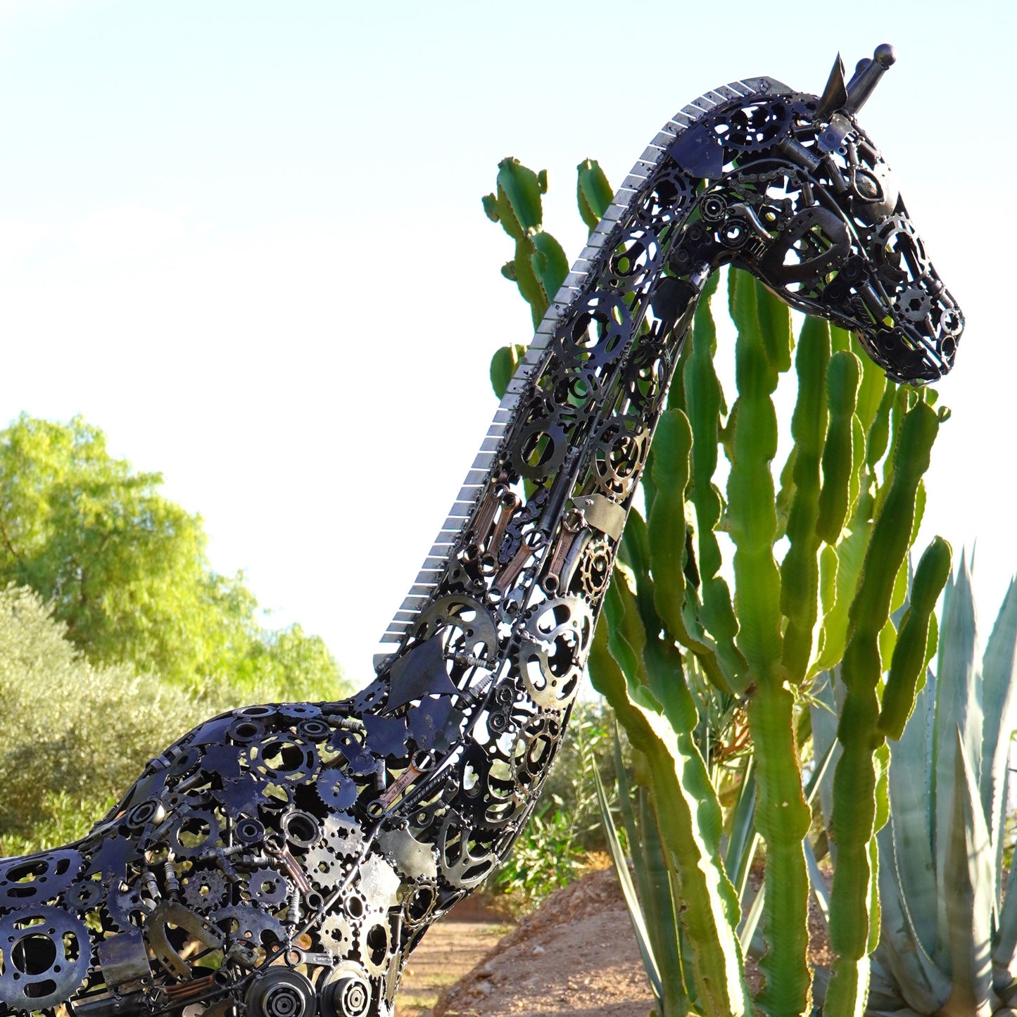 sculpture girafe métal recyclé, statue girafe décoration jardin, girafe en fer forgé, art animalier en métal recyclé, girafe décorative pour extérieur, sculpture artisanale girafe, girafe géante en métal, décoration safari en métal, girafe métal fait main, sculpture animale contemporaine, art écologique métal recyclé, girafe design jardin, sculpture girafe style industriel.