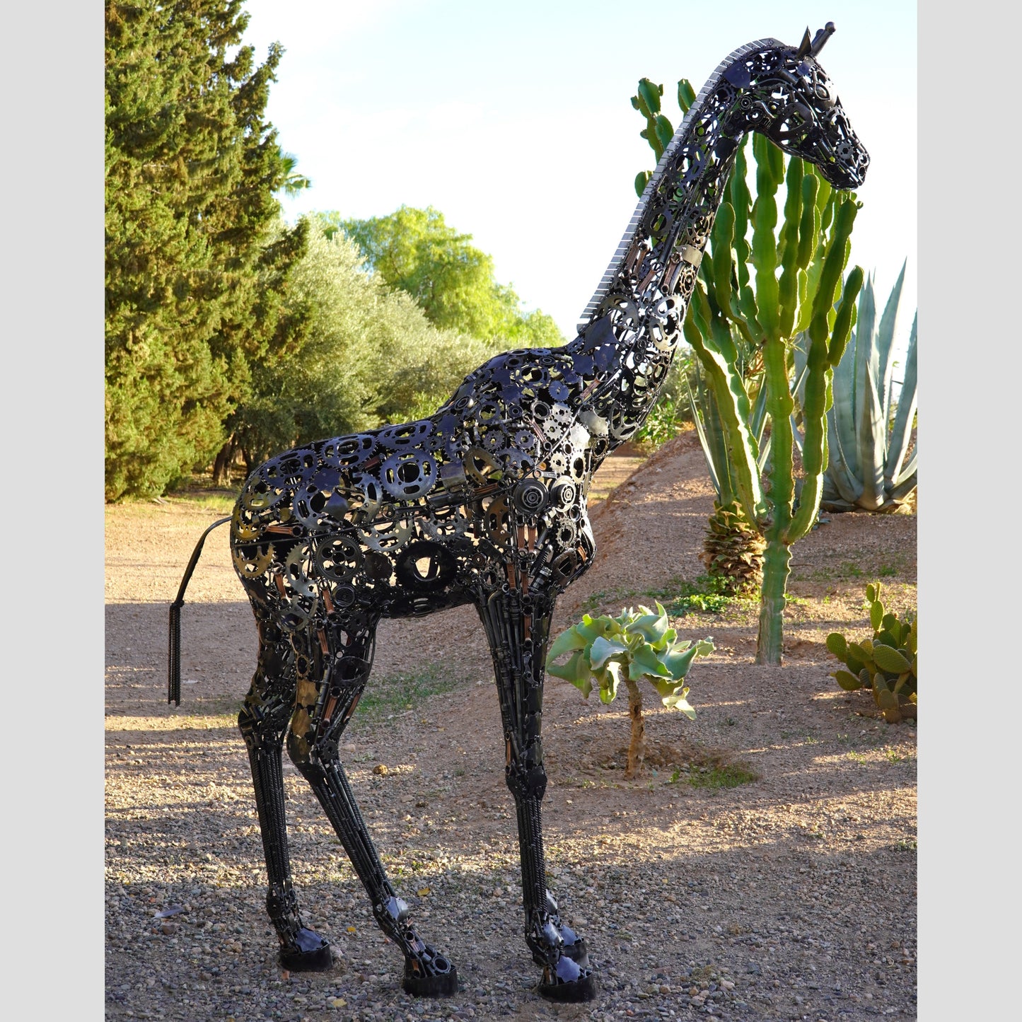 sculpture girafe métal recyclé, statue girafe décoration jardin, girafe en fer forgé, art animalier en métal recyclé, girafe décorative pour extérieur, sculpture artisanale girafe, girafe géante en métal, décoration safari en métal, girafe métal fait main, sculpture animale contemporaine, art écologique métal recyclé, girafe design jardin, sculpture girafe style industriel.
