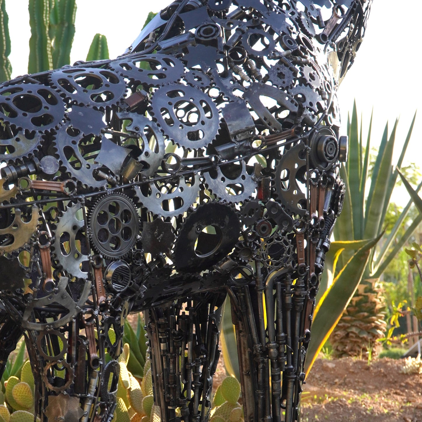 sculpture girafe métal recyclé, statue girafe décoration jardin, girafe en fer forgé, art animalier en métal recyclé, girafe décorative pour extérieur, sculpture artisanale girafe, girafe géante en métal, décoration safari en métal, girafe métal fait main, sculpture animale contemporaine, art écologique métal recyclé, girafe design jardin, sculpture girafe style industriel.