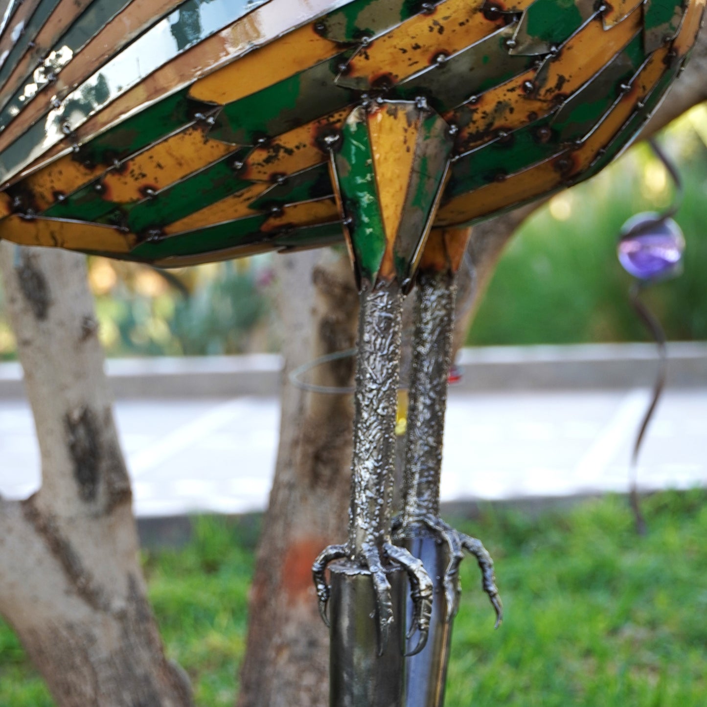 sculpture hibou métal recyclé, statue hibou décoration jardin, hibou en fer forgé, art animalier métal recyclé, hibou décoratif extérieur, sculpture artisanale hibou, hibou fait main métal, oiseau nocturne métal recyclé, décoration nature en métal, art écologique métal recyclé, hibou sculpture contemporaine, décoration jardin métal artistique, hibou métal style industriel.