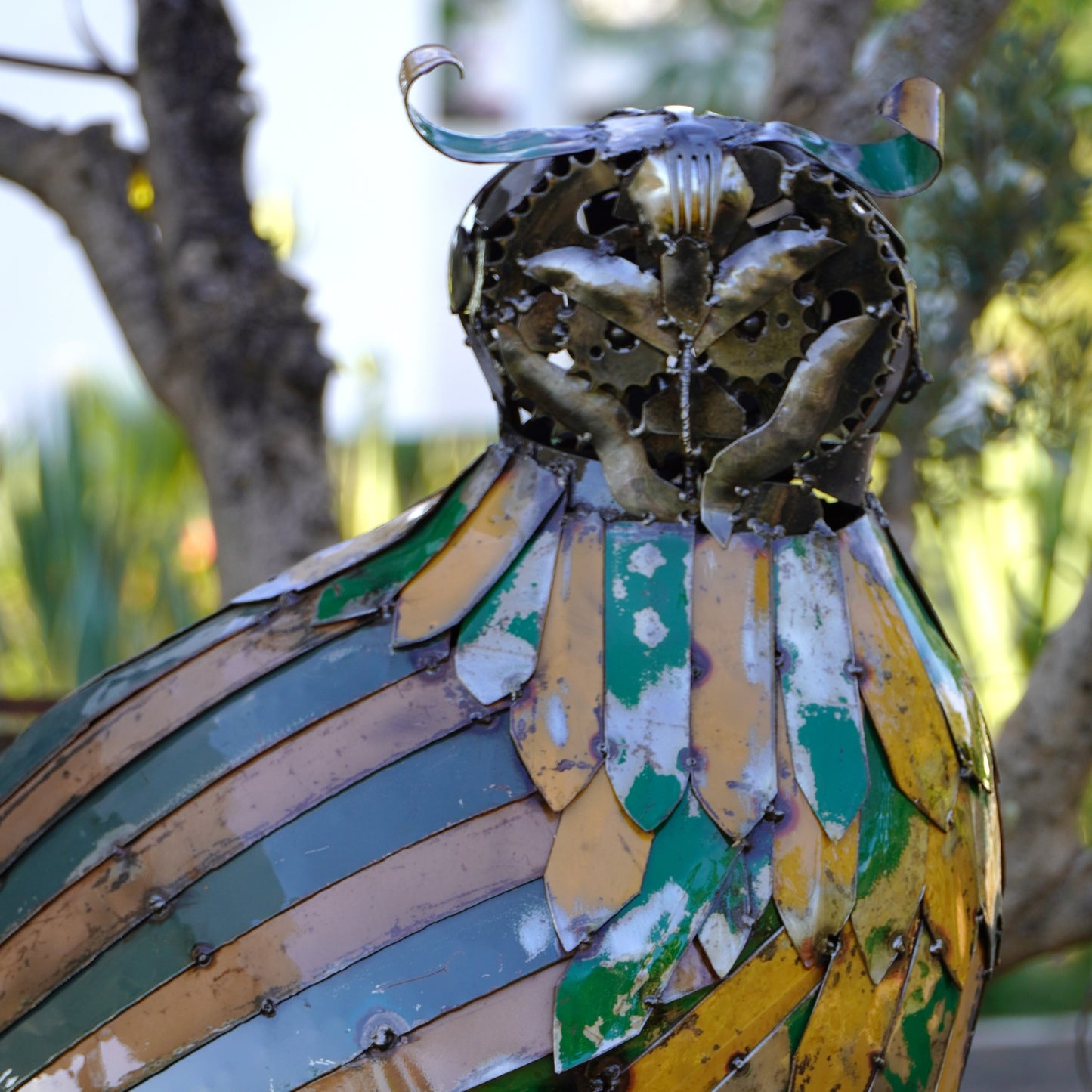 sculpture hibou métal recyclé, statue hibou décoration jardin, hibou en fer forgé, art animalier métal recyclé, hibou décoratif extérieur, sculpture artisanale hibou, hibou fait main métal, oiseau nocturne métal recyclé, décoration nature en métal, art écologique métal recyclé, hibou sculpture contemporaine, décoration jardin métal artistique, hibou métal style industriel.