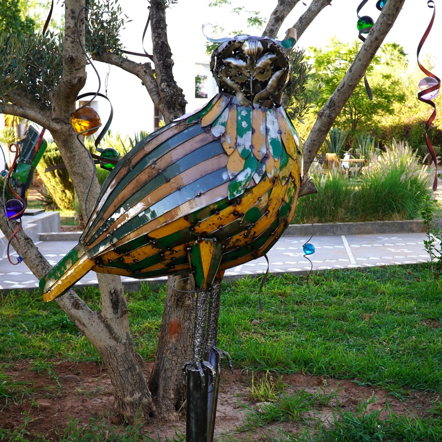 sculpture hibou métal recyclé, statue hibou décoration jardin, hibou en fer forgé, art animalier métal recyclé, hibou décoratif extérieur, sculpture artisanale hibou, hibou fait main métal, oiseau nocturne métal recyclé, décoration nature en métal, art écologique métal recyclé, hibou sculpture contemporaine, décoration jardin métal artistique, hibou métal style industriel.