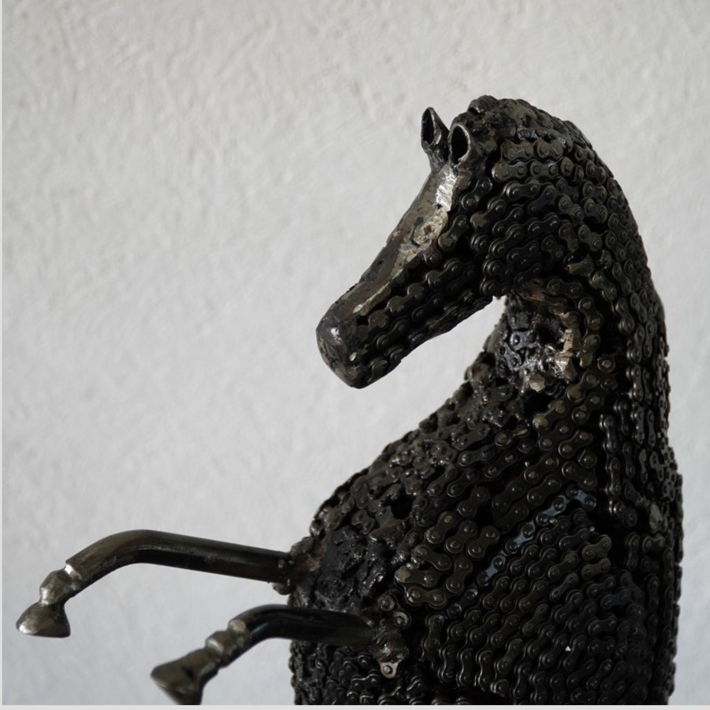 Sculpture en metal, cheval de metal, cheval mécanique, cheval mecanique, tete de cheval, statue cheval extérieur, statue cheval jardin, sculpture animaux, tête de cheval, sculpture cheval, cheval cabré, statue cheval, cheval cabre, sculpture cheval, statue equestre, cheval en bronze, decoration cheval, sculpture metal, deco jardin metal, deco jardin, décoration fer forgé extérieur, decoration exterieur, logo ferrari, ferrari logo, logo cheval, logo voiture cheval, logo cheval voiture, cheval cabré ferrari.