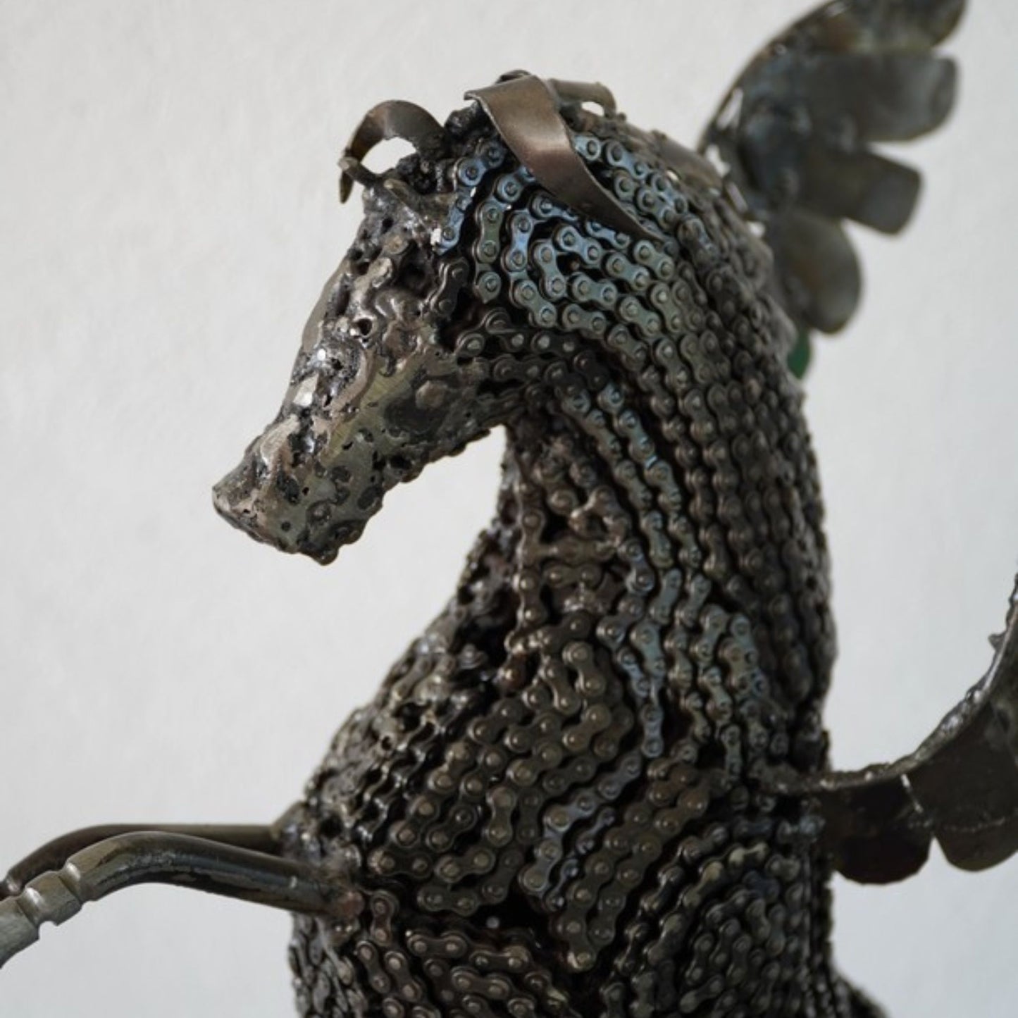 cheval de metal, cheval mécanique, cheval mecanique, tete de cheval, statue cheval extérieur, statue cheval jardin, sculpture animaux, tête de cheval, sculpture cheval, statue cheval, cheval cabré, statue cheval, cheval cabre, sculpture cheval, cheval de metal, statue equestre, , cheval en bronze, decoration cheval, sculpture metal, deco jardin metal, deco jardin, décoration fer forgé extérieur, decoration exterieur, sculpture metal jardin,cheval pégase, pégase cheval, cheval ailé, sculpture métal recyclé.