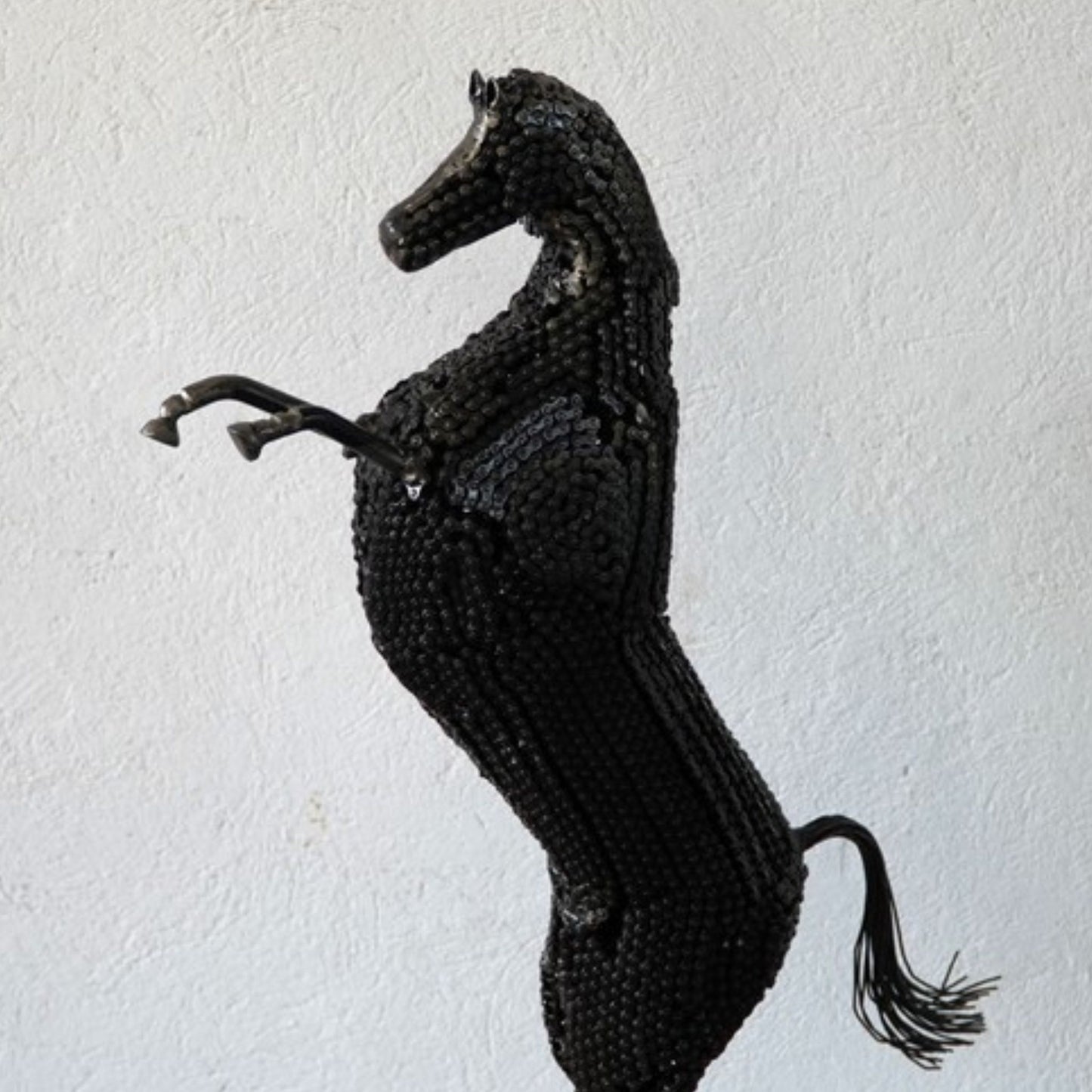 Sculpture en metal, cheval de metal, cheval mécanique, cheval mecanique, tete de cheval, statue cheval extérieur, statue cheval jardin, sculpture animaux, tête de cheval, sculpture cheval, cheval cabré, statue cheval, cheval cabre, sculpture cheval, statue equestre, cheval en bronze, decoration cheval, sculpture metal, deco jardin metal, deco jardin, décoration fer forgé extérieur, decoration exterieur, logo ferrari, ferrari logo, logo cheval, logo voiture cheval, logo cheval voiture, cheval cabré ferrari.