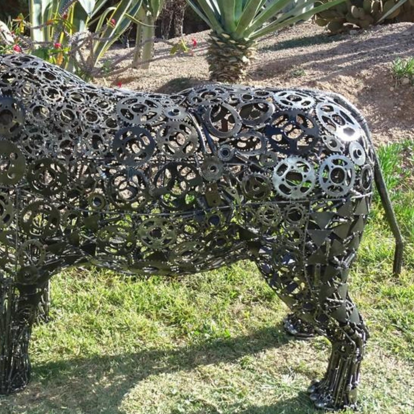 sculpture rhinocéros métal recyclé, statue rhinocéros décoration jardin, rhinocéros en fer forgé, art animalier en métal recyclé, décoration extérieure rhinocéros, sculpture monumentale métal, rhinocéros fait main métal, sculpture contemporaine animal, œuvre écologique métal recyclé, décoration safari métal, sculpture rhino métal artisanale, rhinocéros géant pour jardin, art brut recyclé rhinocéros.